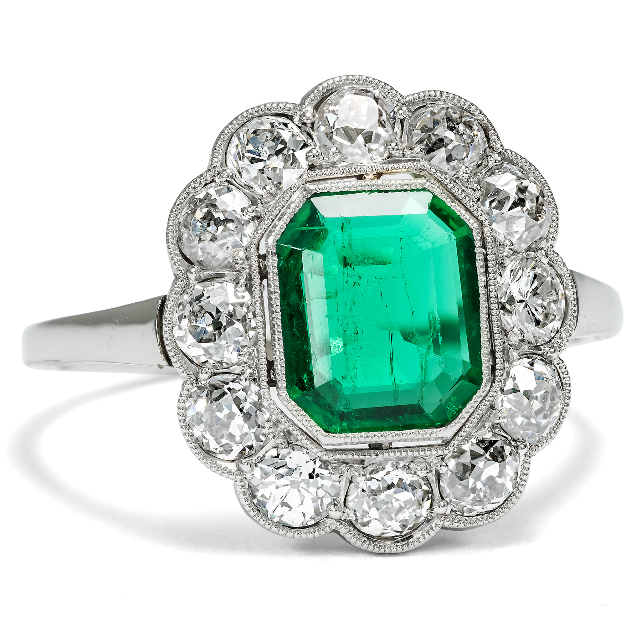 Elegant ring with emerald from Colombia & diamonds, Great Britain circa 1925