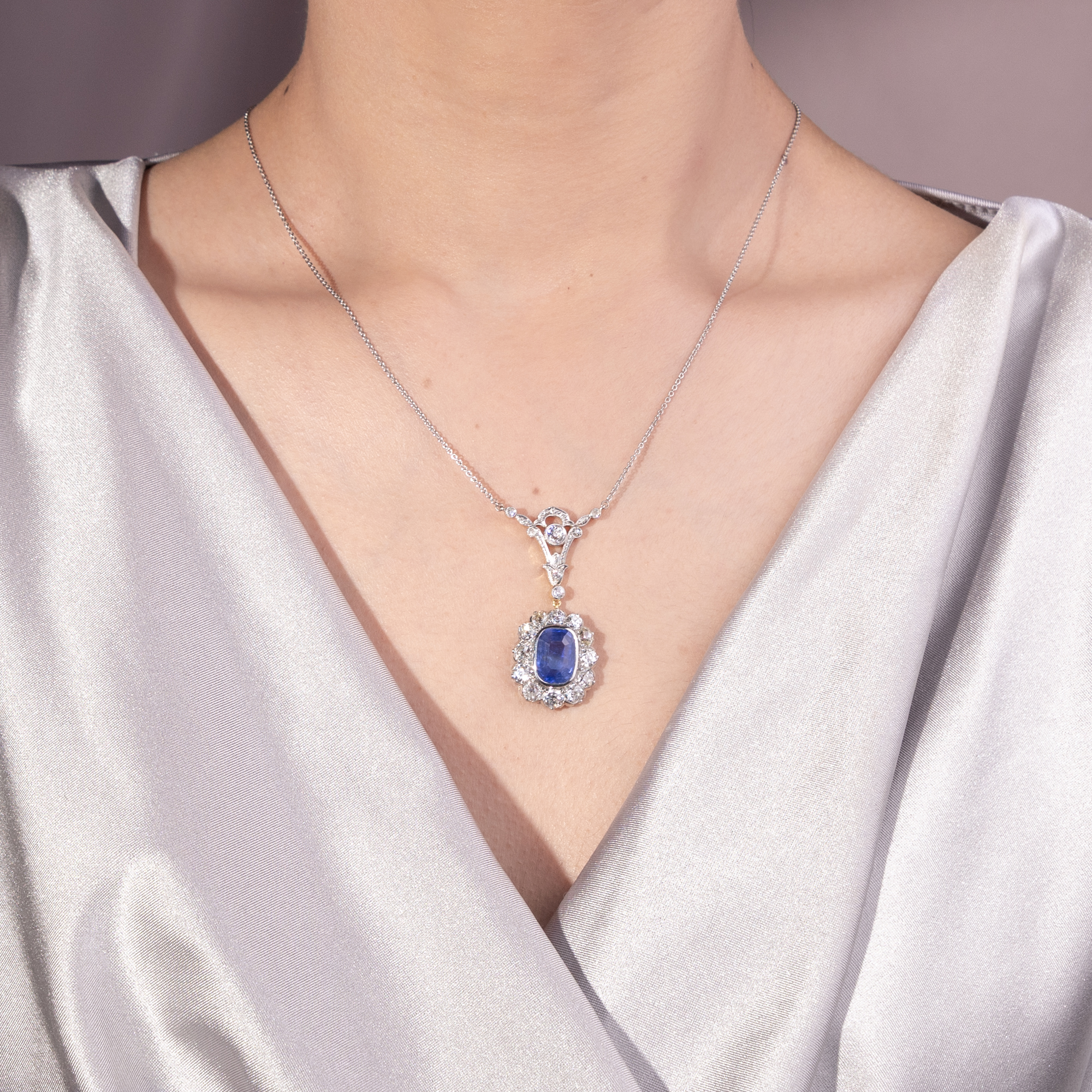 Elegantes Collier mit Ceylon-Saphir & Diamanten, Mariage aus unserer Werkstatt Elegantes Collier mit Ceylon-Saphir & Diamanten, Mariage aus unserer Werkstatt
