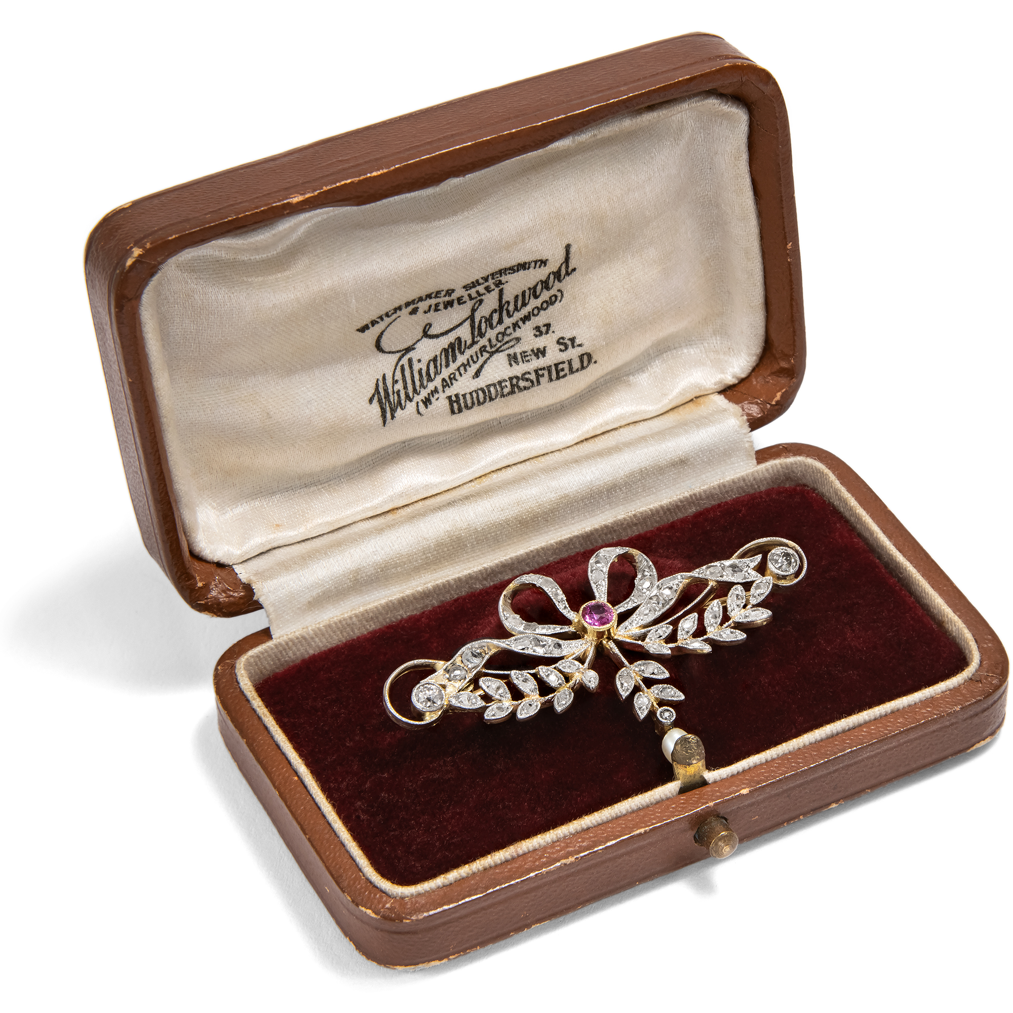 Brosche der Belle Époque mit Diamanten & Rubin, England um 1905 Brosche der Belle Époque mit Diamanten & Rubin, England um 1905