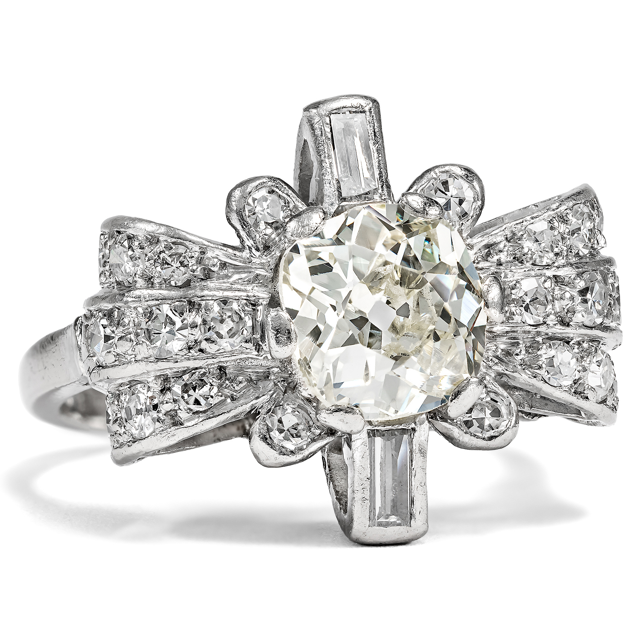 Glamorous Retro Style Ring with Diamonds in Platinum, British, c. 1940s