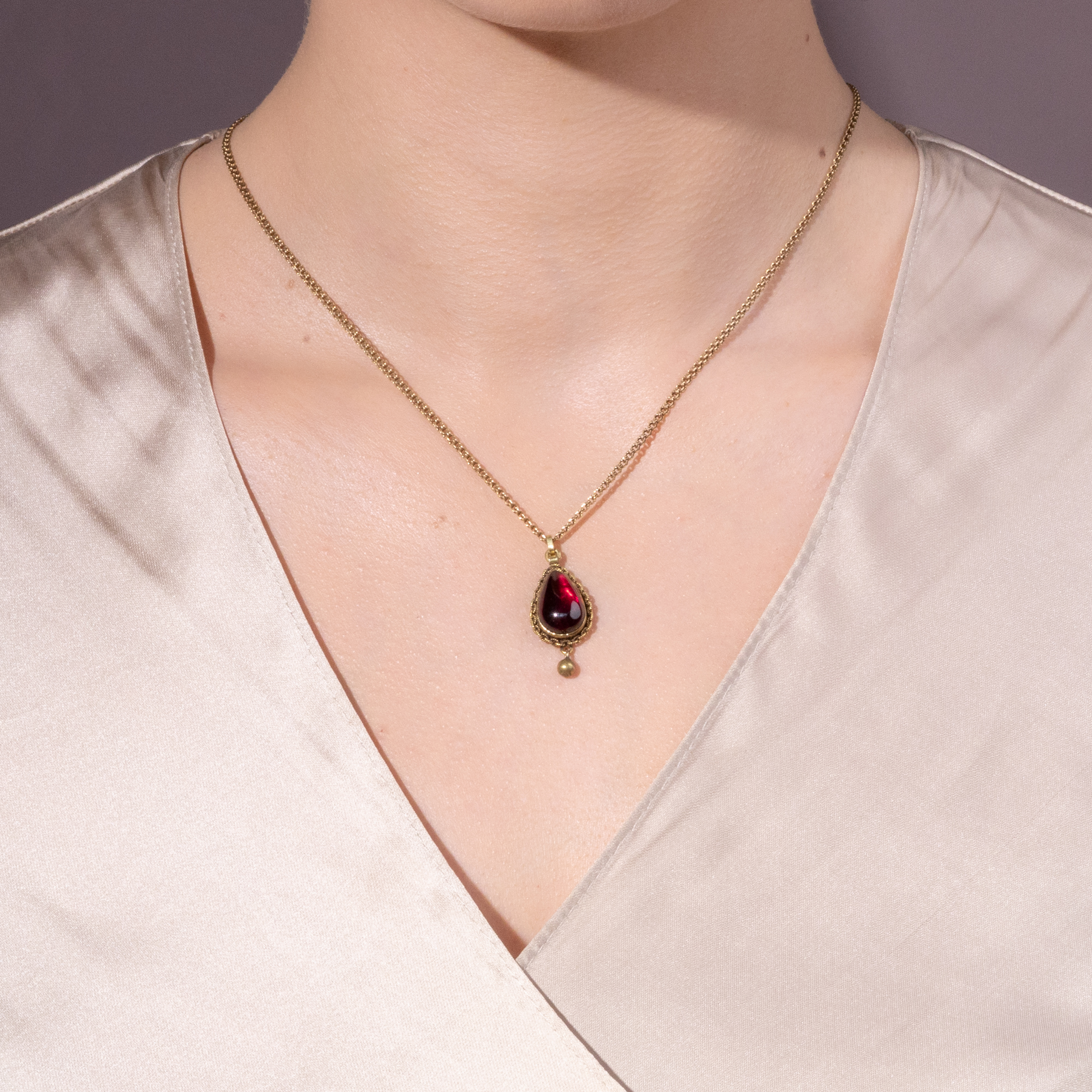 Antiker Anhänger mit großem Almandin-Granat in Gold, um 1870 Antiker Anhänger mit großem Almandin-Granat in Gold, um 1870