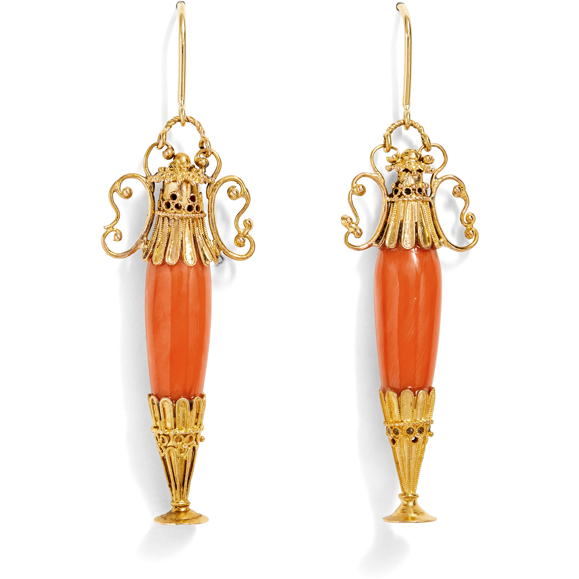 Große Ohrringe mit Amphoren aus Koralle in Gold, um 1880 & später Große Ohrringe mit Amphoren aus Koralle in Gold, um 1880 & später