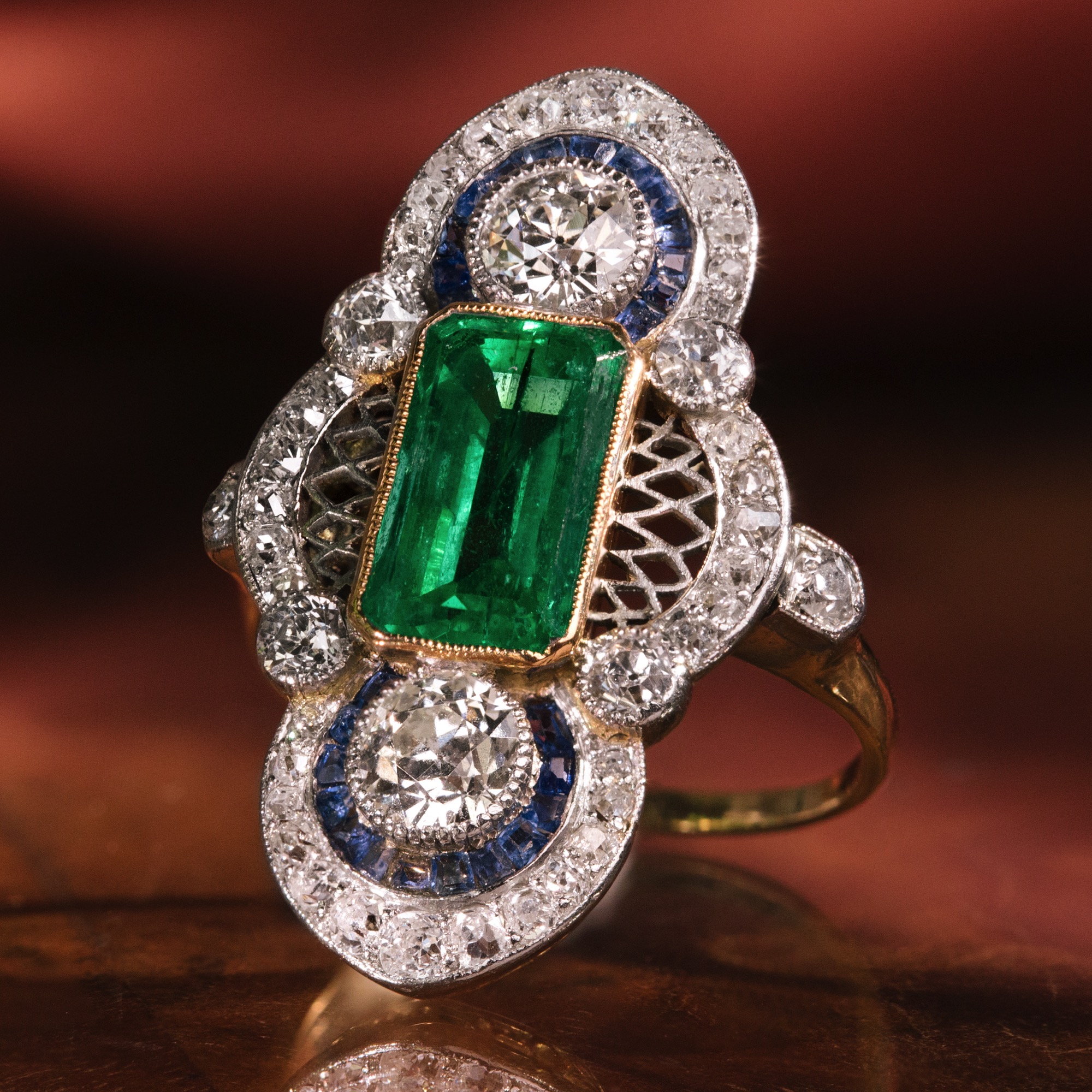 Prachtvoller Ring mit Smaragd, Saphiren & Diamanten in Gold & Platin, um 1915 Prachtvoller Ring mit Smaragd, Saphiren & Diamanten in Gold & Platin, um 1915