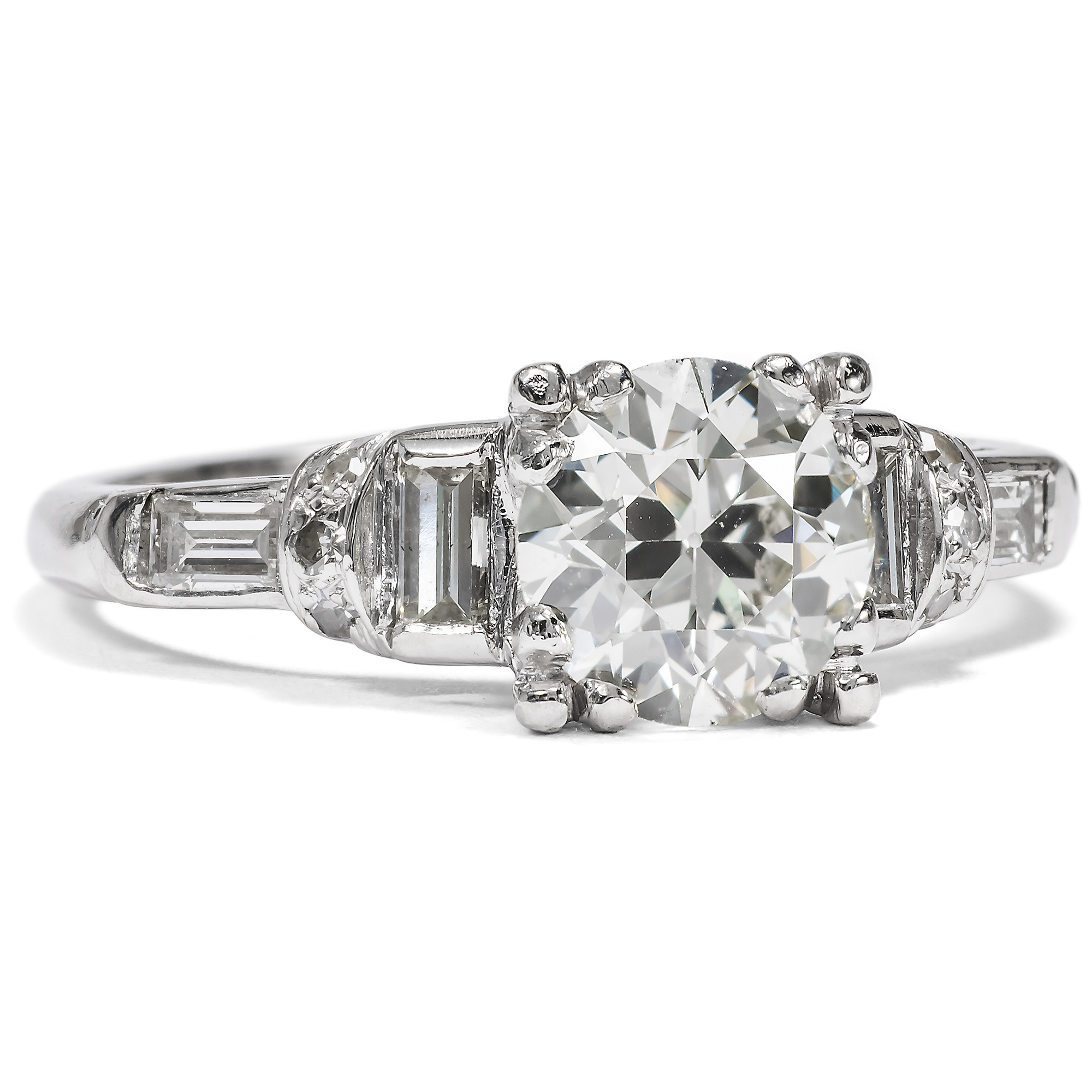 Antiker Verlobungsring mit Diamanten im Altschliff & Baguetteschliff in Platin, um 1935 Antiker Verlobungsring mit Diamanten im Altschliff & Baguetteschliff in Platin, um 1935