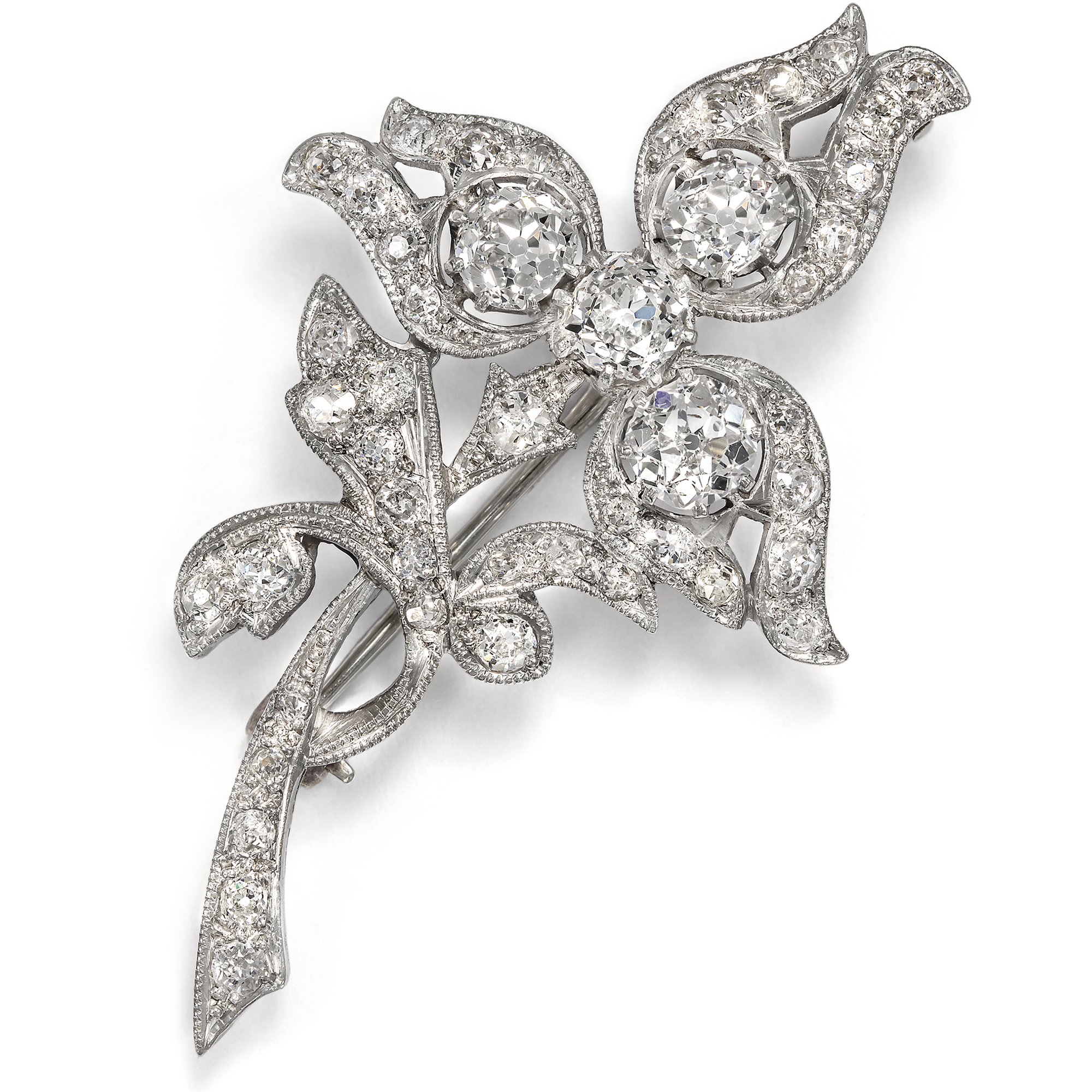 Florale Brosche mit Diamanten im Altschliff in Palladium, um 1940 Florale Brosche mit Diamanten im Altschliff in Palladium, um 1940