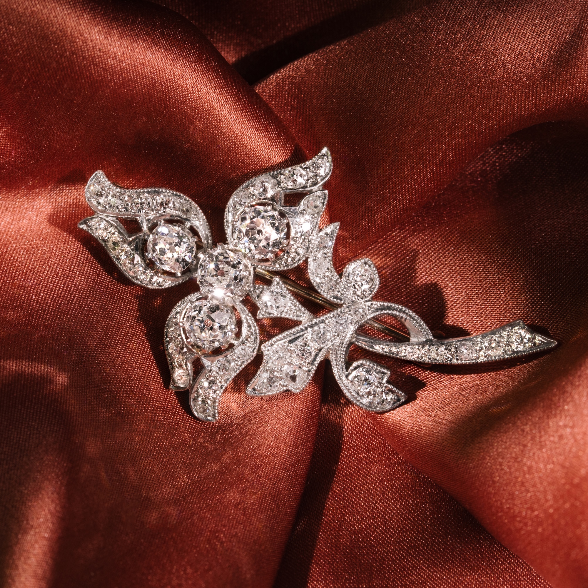 Florale Brosche mit Diamanten im Altschliff in Palladium, um 1940 Florale Brosche mit Diamanten im Altschliff in Palladium, um 1940