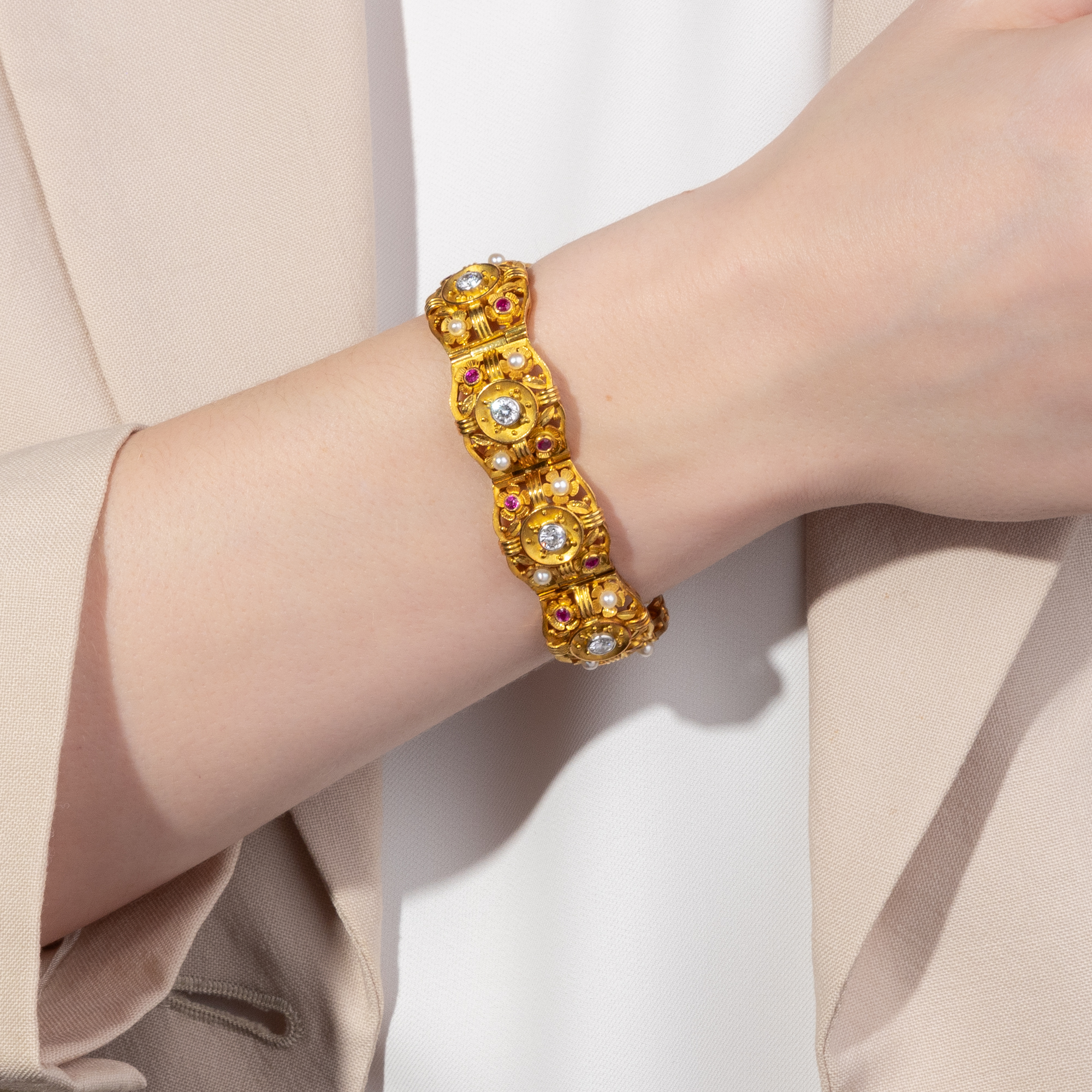 Kostbares Armband mit Burma-Rubinen, Brillanten & Perlen in Gold, um 1940 Kostbares Armband mit Burma-Rubinen, Brillanten & Perlen in Gold, um 1940