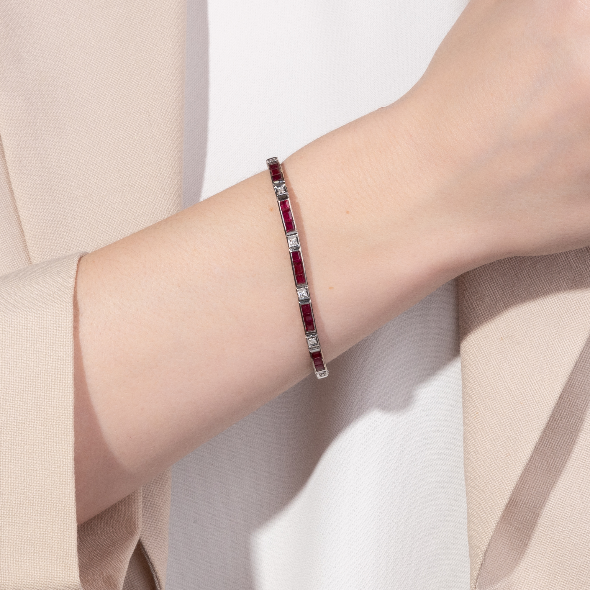 Hochwertiges Armband mit Rubinen & Diamanten in Weißgold, um 1970 Hochwertiges Armband mit Rubinen & Diamanten in Weißgold, um 1970