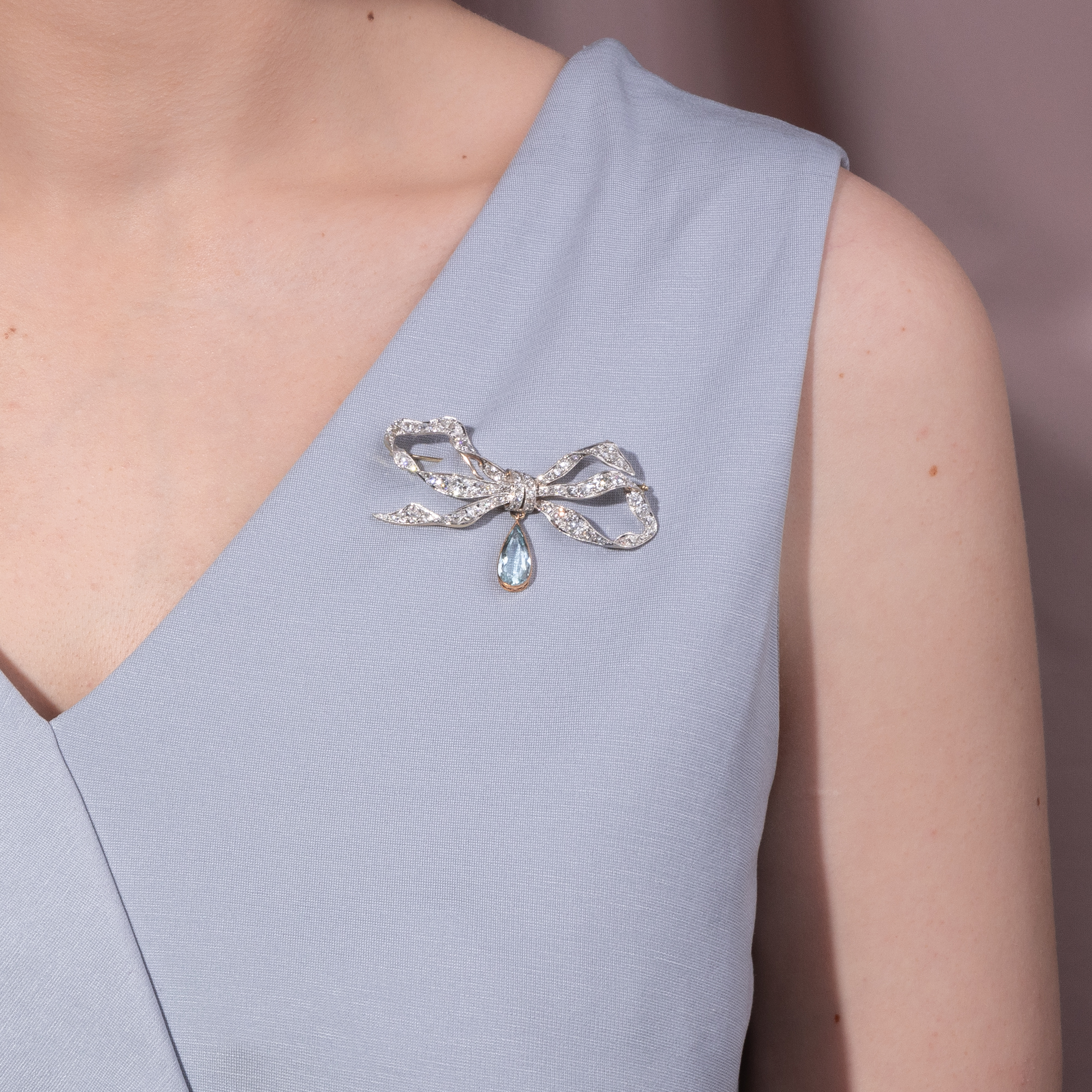 Kostbare Schleife aus Diamanten & Aquamarin als Brosche & Collier, um 1910 Kostbare Schleife aus Diamanten & Aquamarin als Brosche & Collier, um 1910