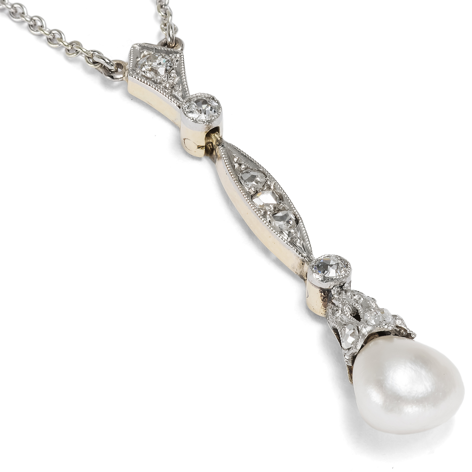Zartes Collier mit Naturperle & Diamanten in Platin auf Gold, um 1915 Zartes Collier mit Naturperle & Diamanten in Platin auf Gold, um 1915