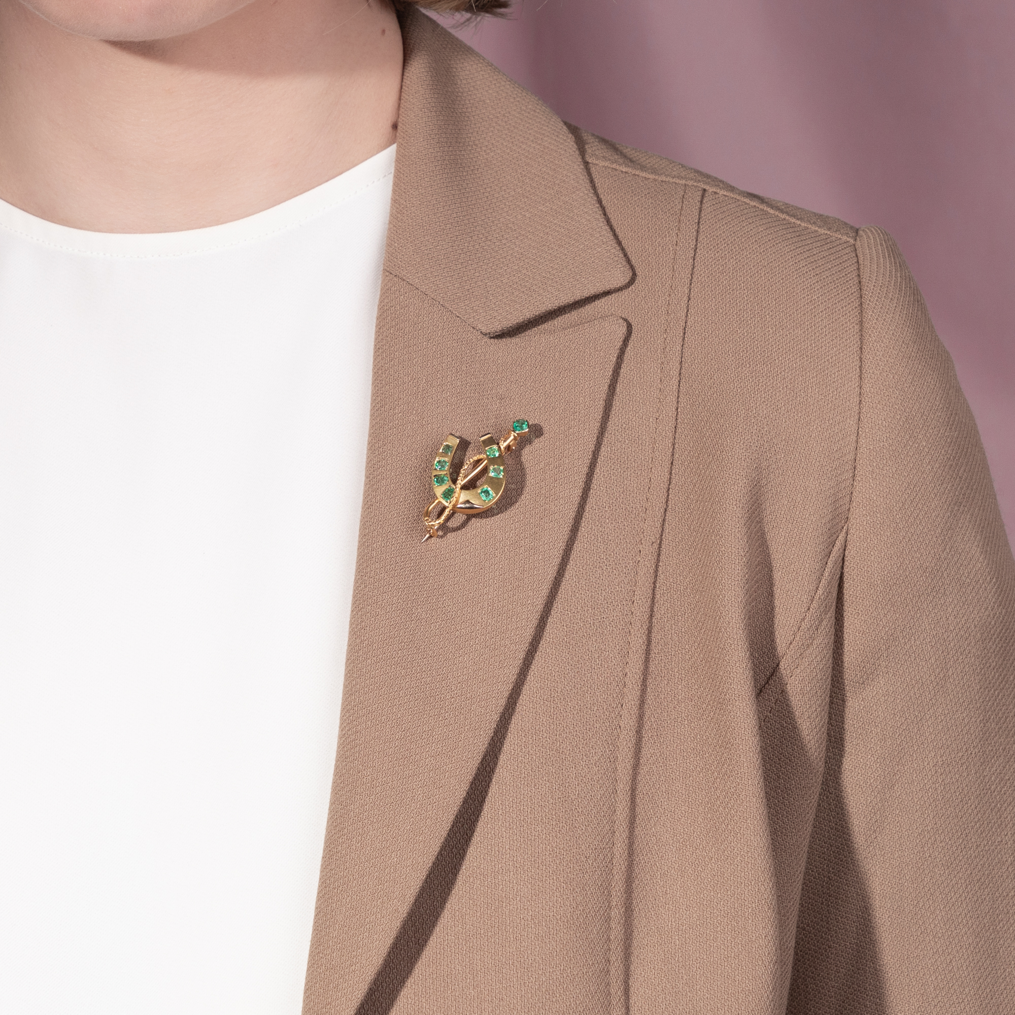 Antike „Novelty“ Brosche mit Gerte & Hufeisen aus Gold & Smaragden, um 1890 Antike „Novelty“ Brosche mit Gerte & Hufeisen aus Gold & Smaragden, um 1890