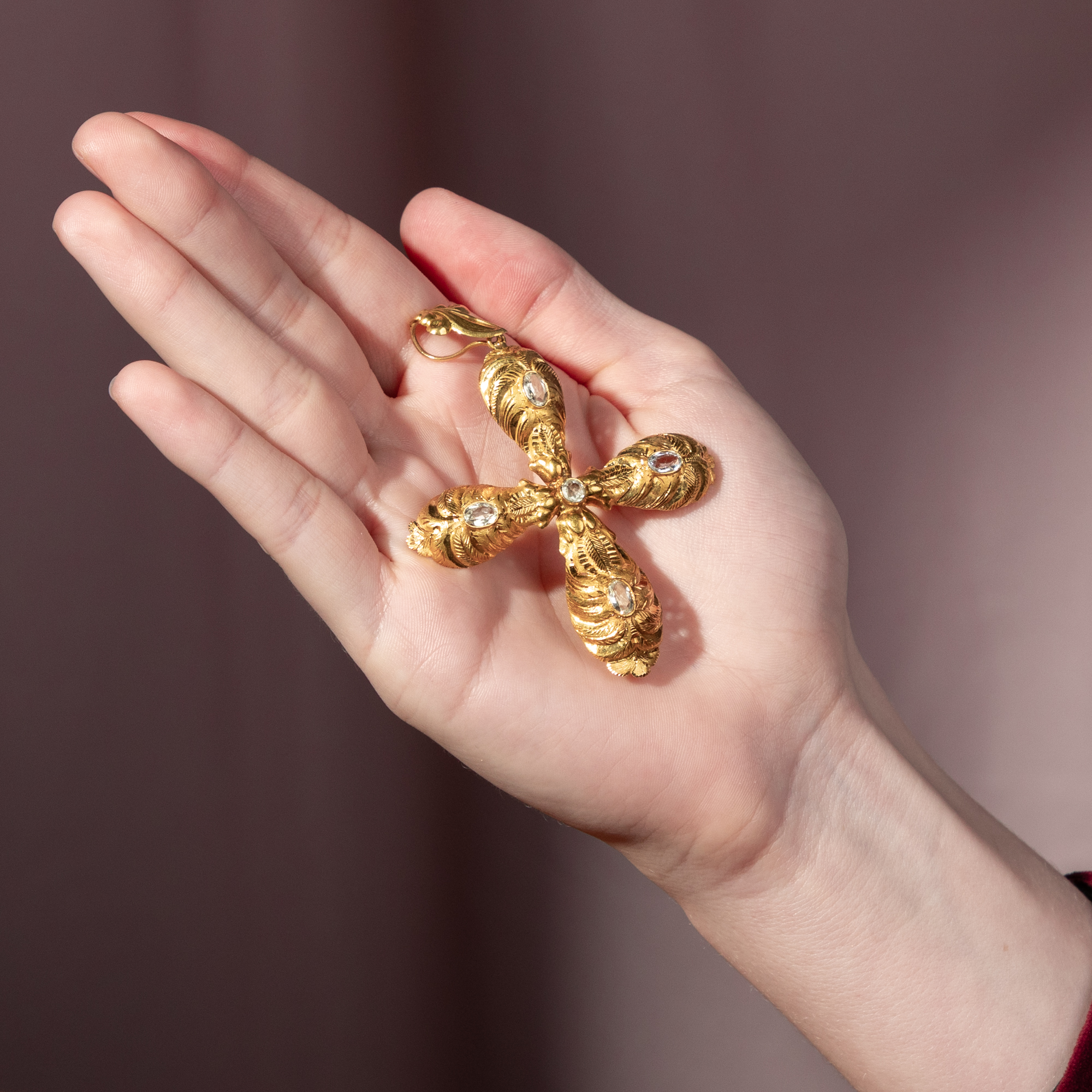 Großes Kreuz als Anhänger mit Aquamarinen in Gold, um 1835 Großes Kreuz als Anhänger mit Aquamarinen in Gold, um 1835