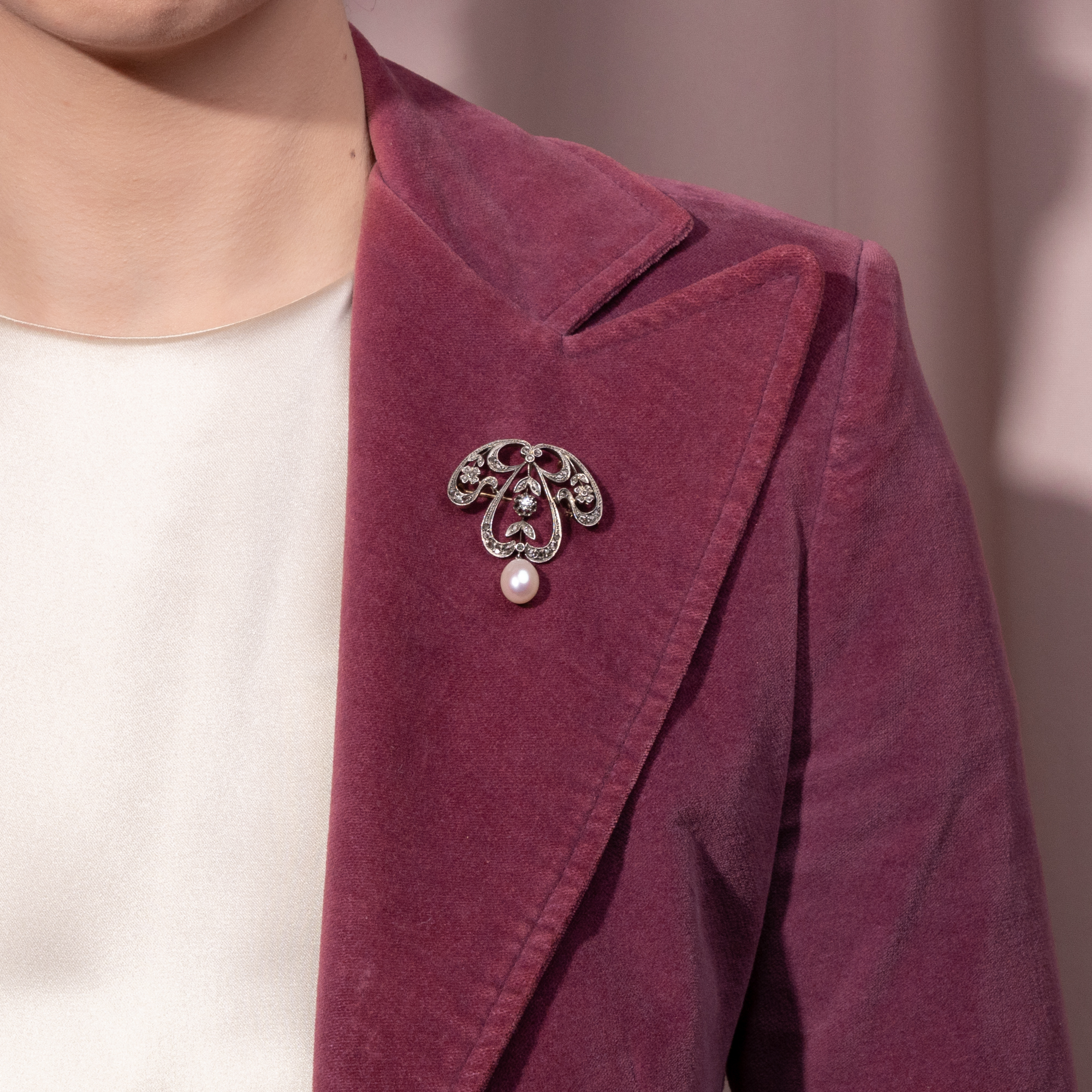 Elegant Art Nouveau Brooch with Diamonds & Pearl in Silver on Gold, c. 1900 Elegant Art Nouveau Brooch with Diamonds & Pearl in Silver on Gold, c. 1900