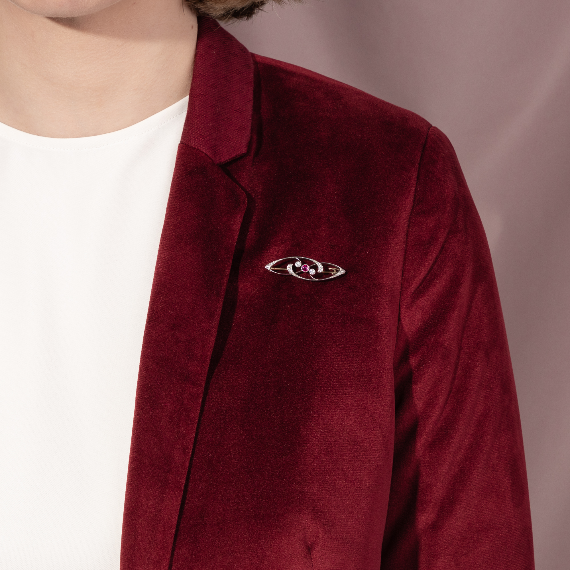 Elegante Kragenbrosche des Jugendstil mit Rubin & Diamanten, um 1905 Elegante Kragenbrosche des Jugendstil mit Rubin & Diamanten, um 1905