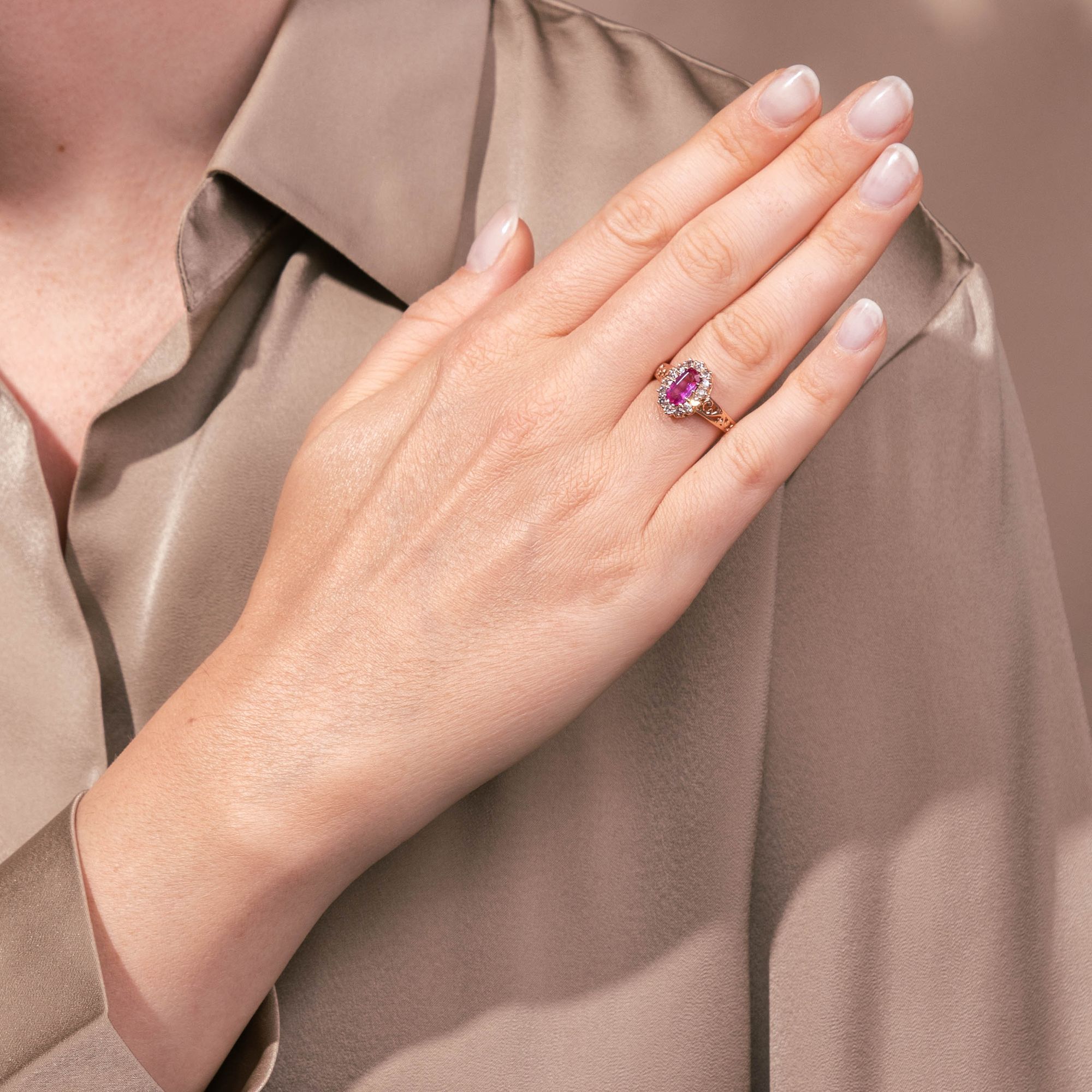 Antiker Entourage-Ring mit unbehandeltem Saphir aus Burma & Diamanten, um 1890 Antiker Entourage-Ring mit unbehandeltem Saphir aus Burma & Diamanten, um 1890