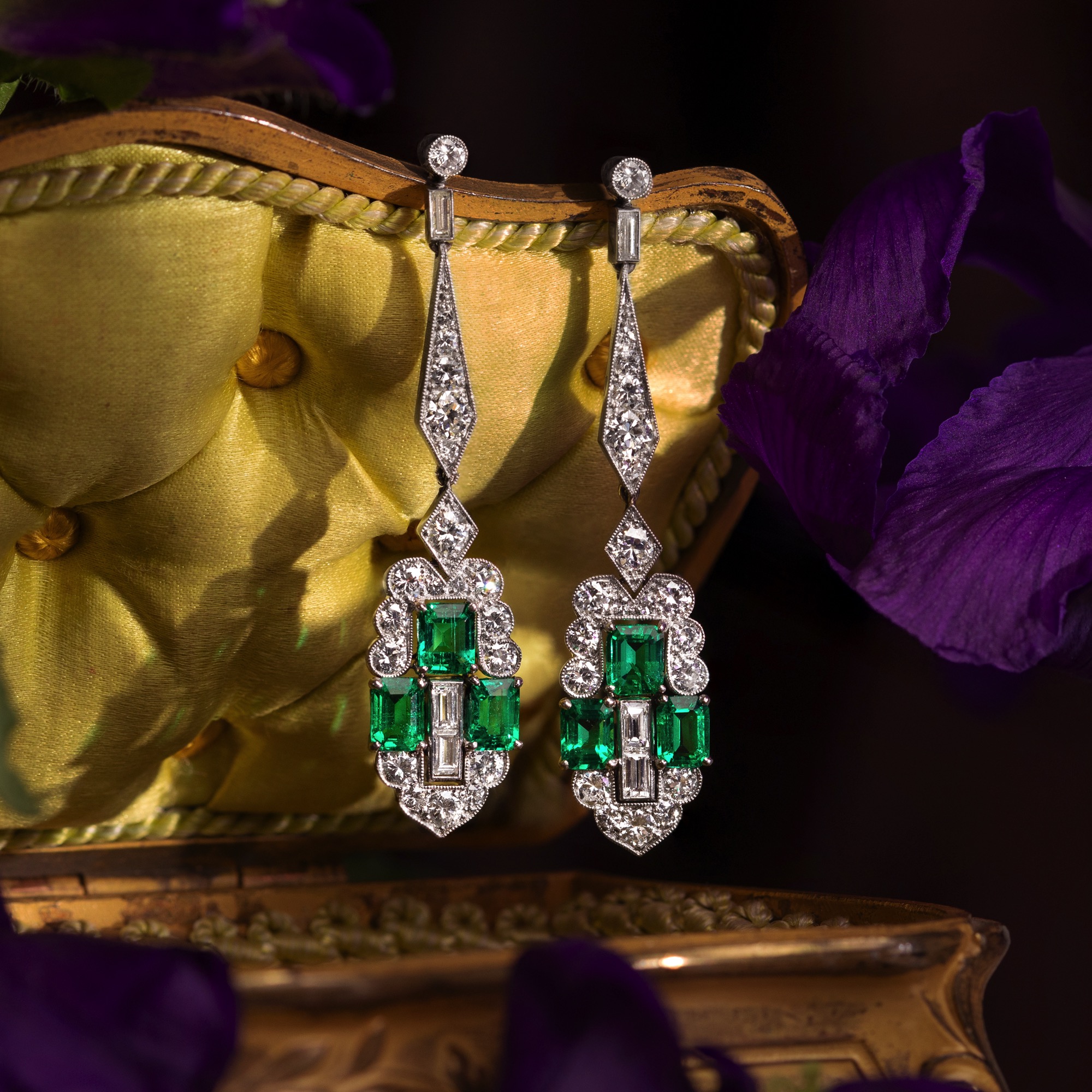 Elegante Ohrringe mit Diamanten & kolumbianischen Smaragden von A. E. Köchert, Wien um 1930 Elegante Ohrringe mit Diamanten & kolumbianischen Smaragden von A. E. Köchert, Wien um 1930