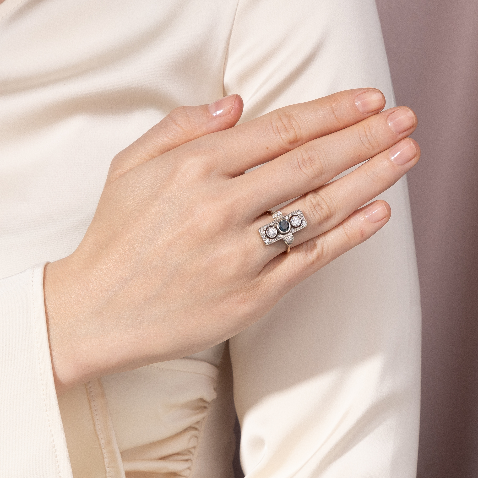 Antiker Ring aus Gold & Silber mit Saphir & Diamanten, um 1920 Antiker Ring aus Gold & Silber mit Saphir & Diamanten, um 1920