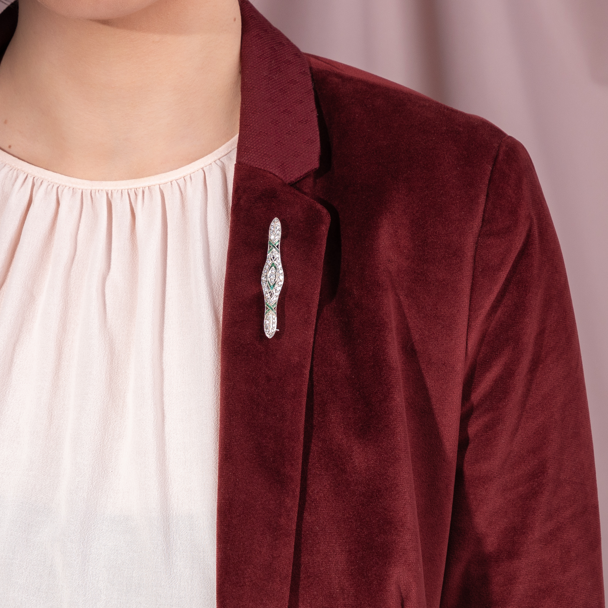 Elegante antike Stabnadel mit Diamanten & Smaragden in Platin, um 1930 Elegante antike Stabnadel mit Diamanten & Smaragden in Platin, um 1930