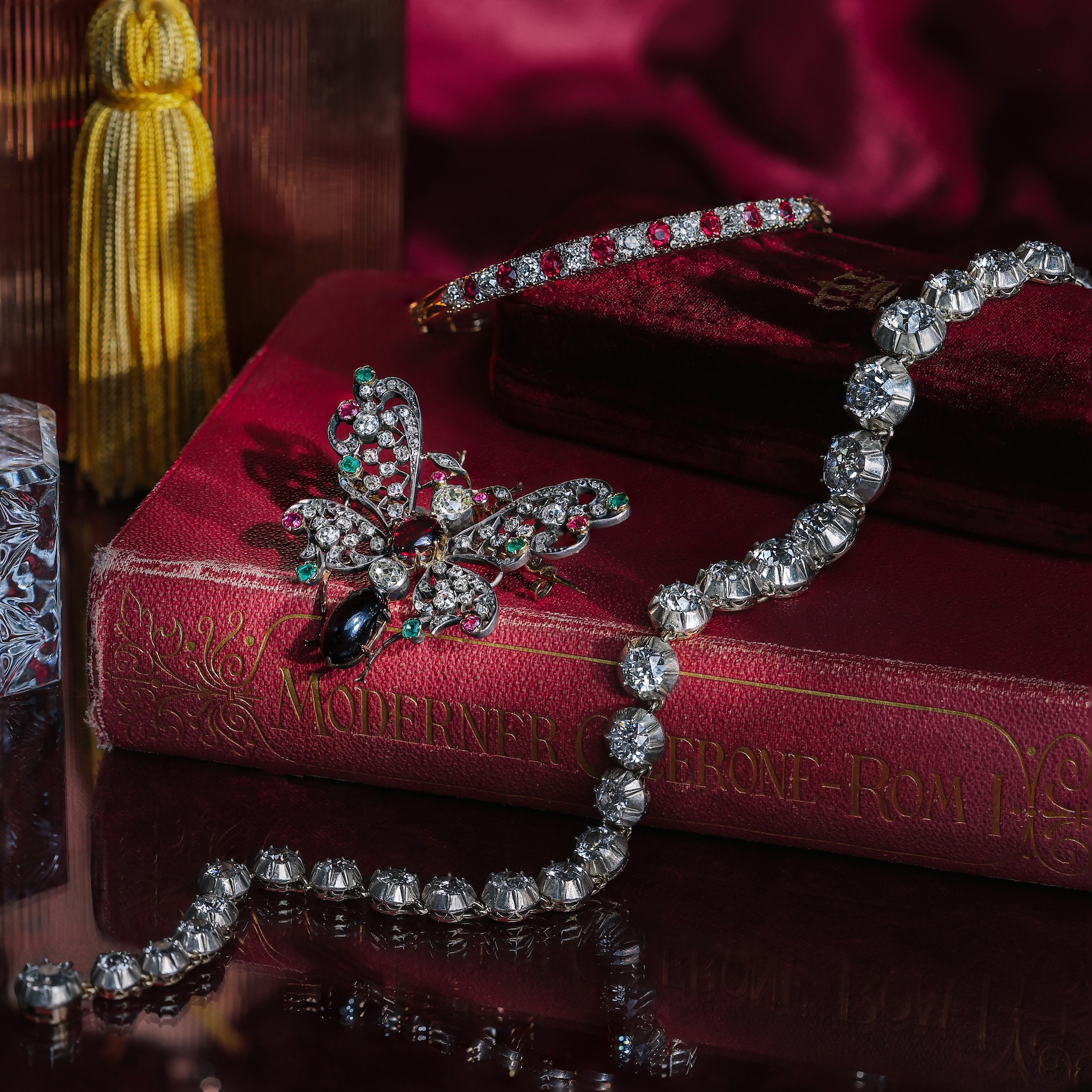 Prachtvoller Schmetterling mit Diamanten, Rubinen, Smaragden & Granaten, um 1890 Prachtvoller Schmetterling mit Diamanten, Rubinen, Smaragden & Granaten, um 1890