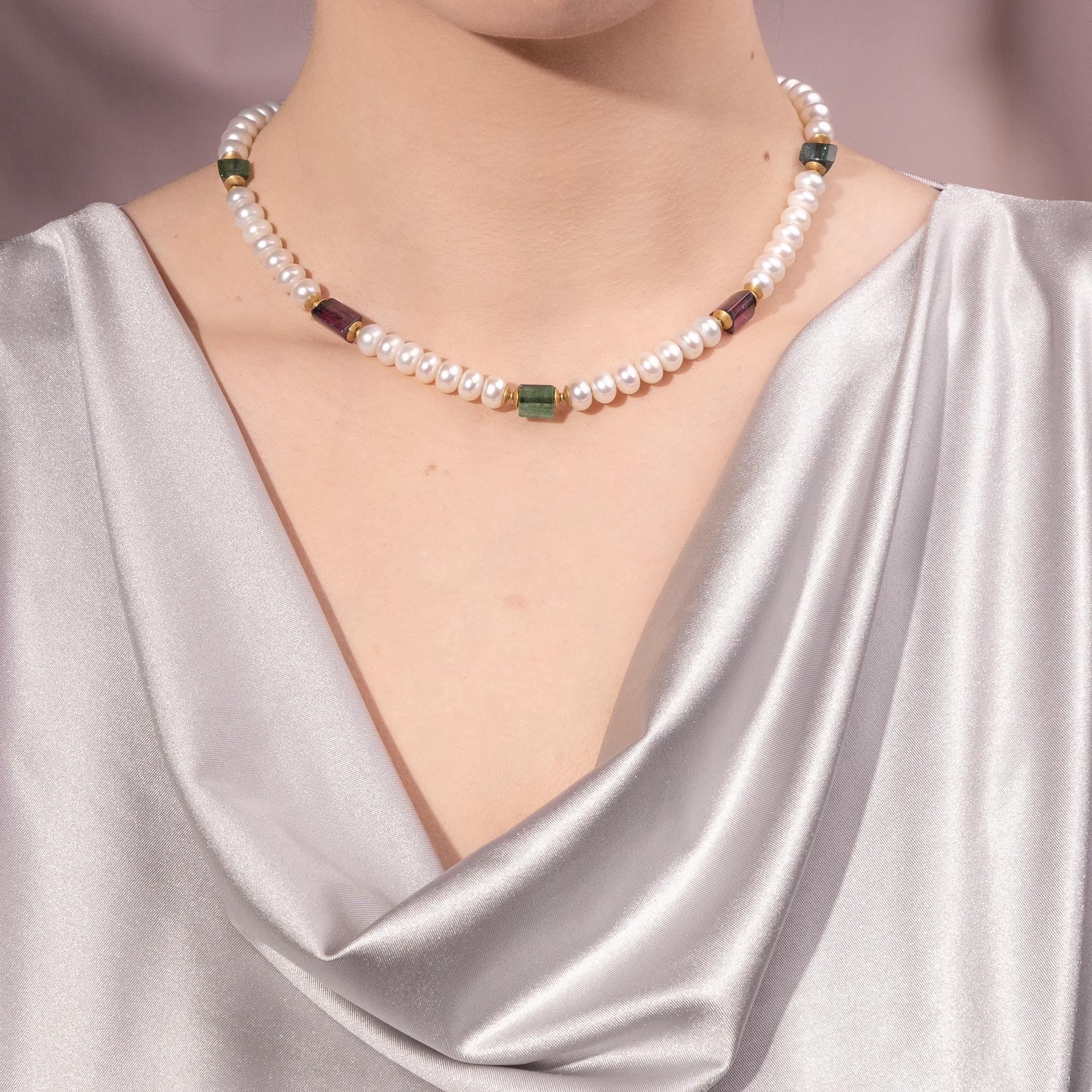 Modernes Collier aus Süßwasser-Zuchtperlen, Turmalinen & Gold, um 2000 Modernes Collier aus Süßwasser-Zuchtperlen, Turmalinen & Gold, um 2000