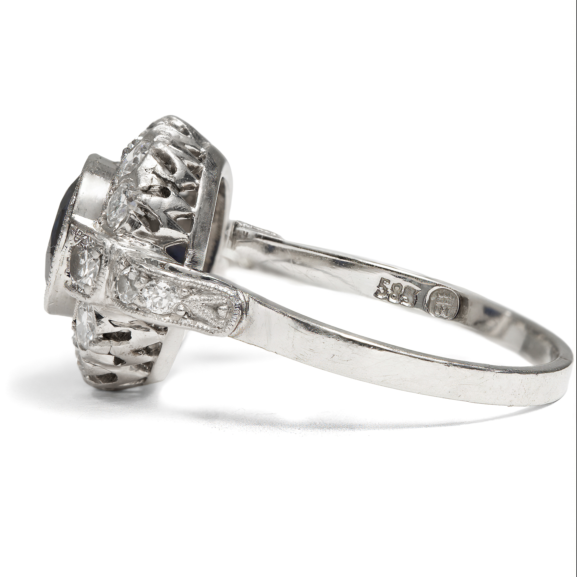 Klassischer Entourage-Ring mit unbehandeltem Saphir & Diamanten, um 1950 Klassischer Entourage-Ring mit unbehandeltem Saphir & Diamanten, um 1950