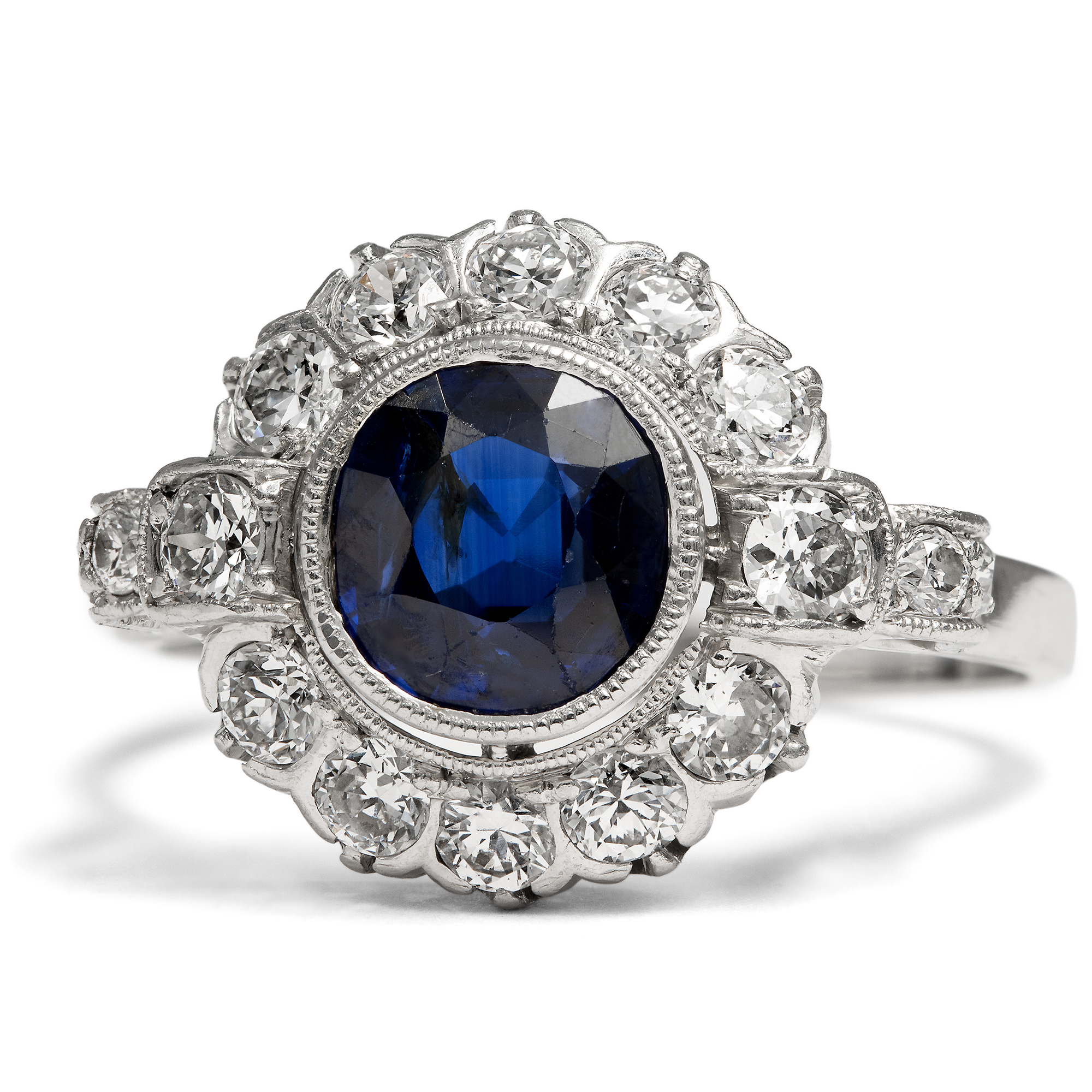 Klassischer Entourage-Ring mit unbehandeltem Saphir & Diamanten, um 1950 Klassischer Entourage-Ring mit unbehandeltem Saphir & Diamanten, um 1950