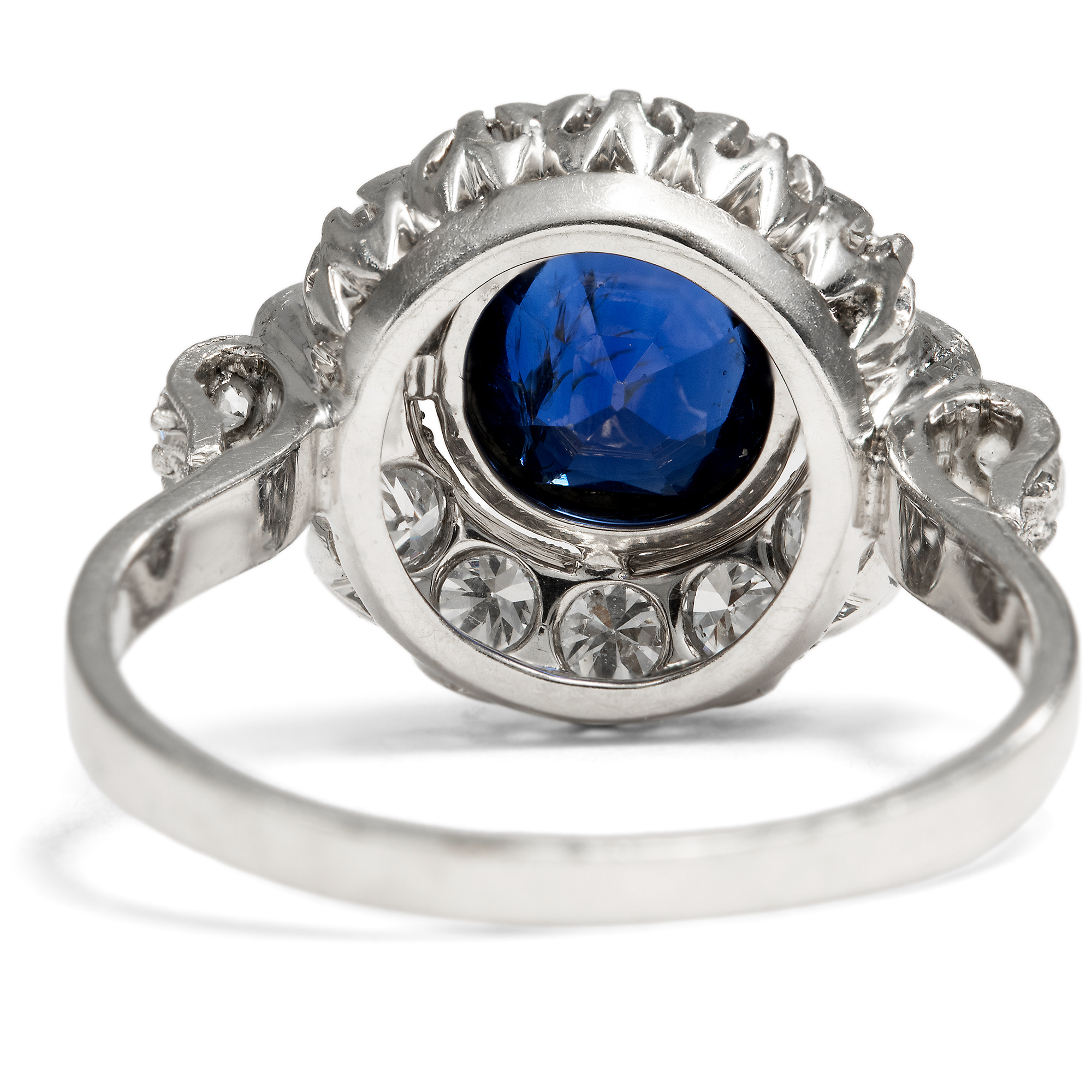 Klassischer Entourage-Ring mit unbehandeltem Saphir & Diamanten, um 1950 Klassischer Entourage-Ring mit unbehandeltem Saphir & Diamanten, um 1950