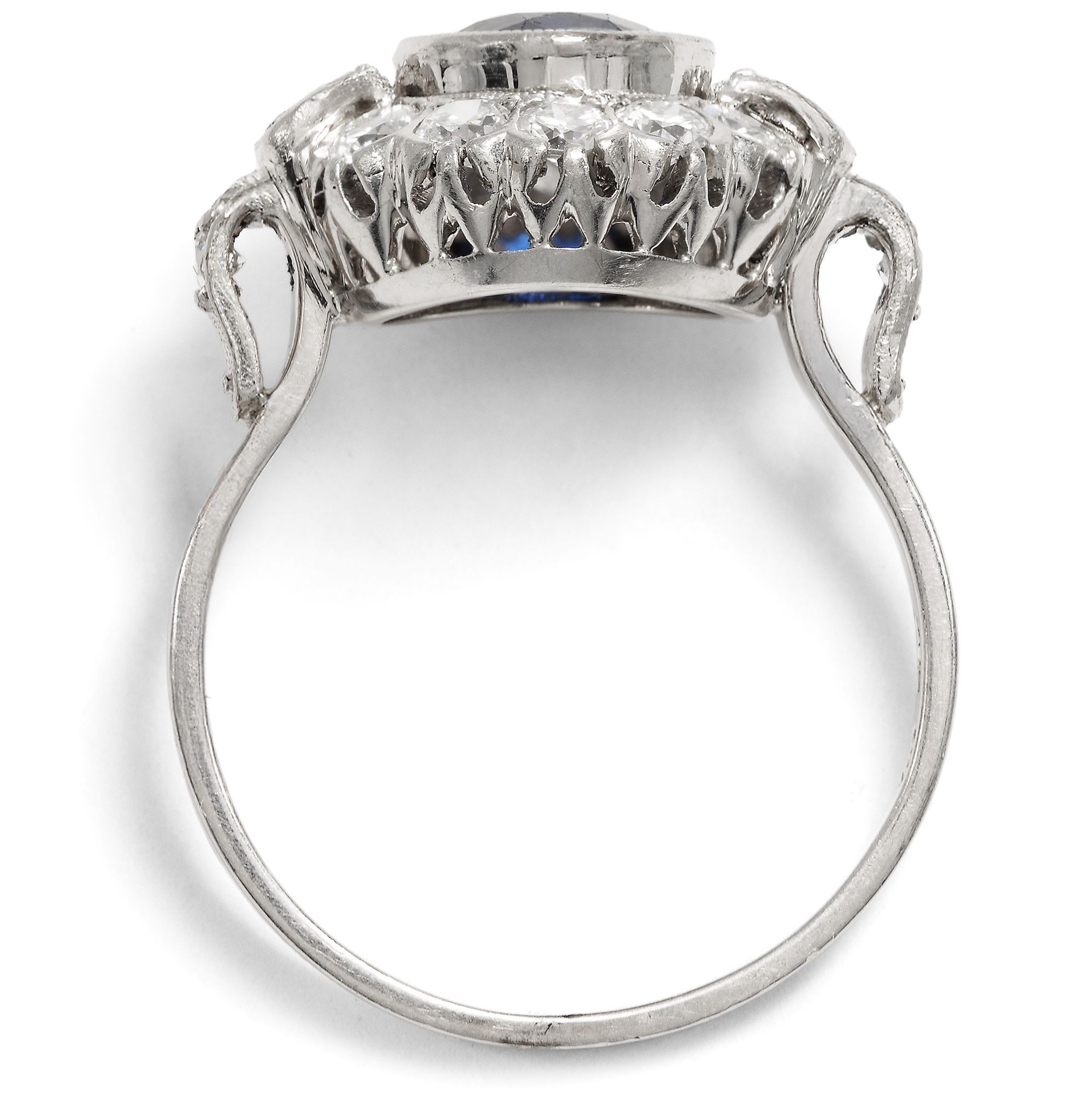 Klassischer Entourage-Ring mit unbehandeltem Saphir & Diamanten, um 1950 Klassischer Entourage-Ring mit unbehandeltem Saphir & Diamanten, um 1950
