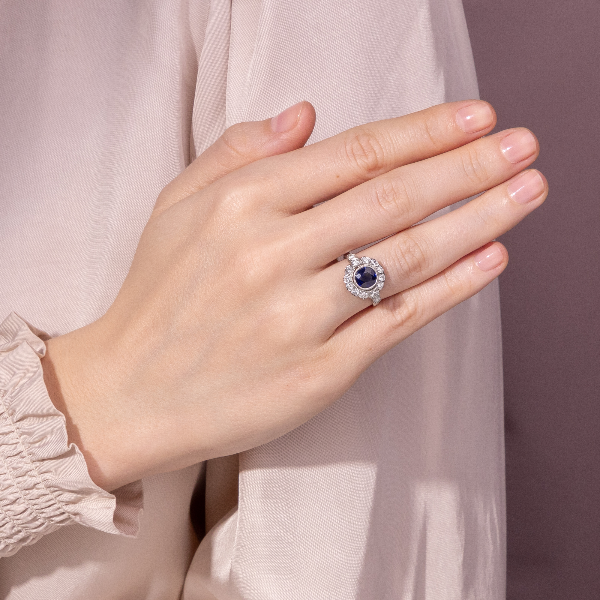 Klassischer Entourage-Ring mit unbehandeltem Saphir & Diamanten, um 1950 Klassischer Entourage-Ring mit unbehandeltem Saphir & Diamanten, um 1950