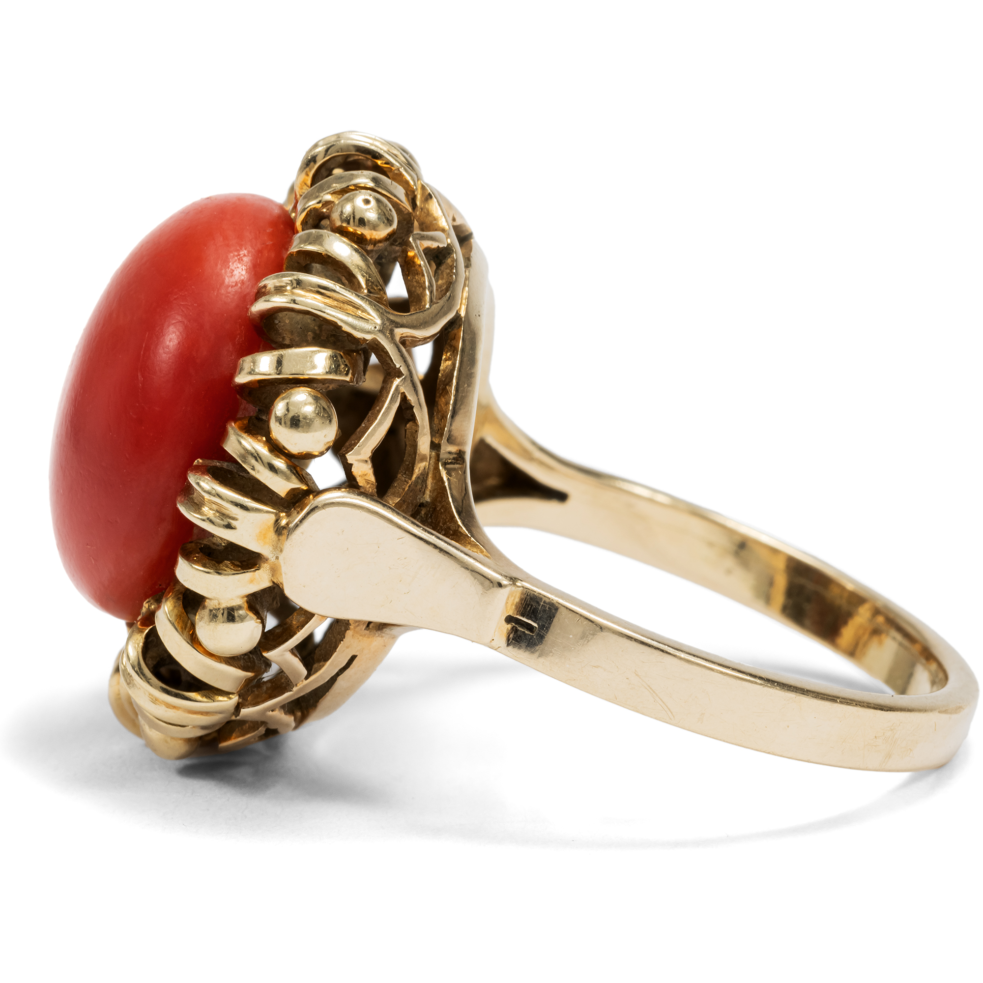 Vintage Ring mit großem Cabochon aus Mittelmeerkoralle in Gold, um 1960 Vintage Ring mit großem Cabochon aus Mittelmeerkoralle in Gold, um 1960