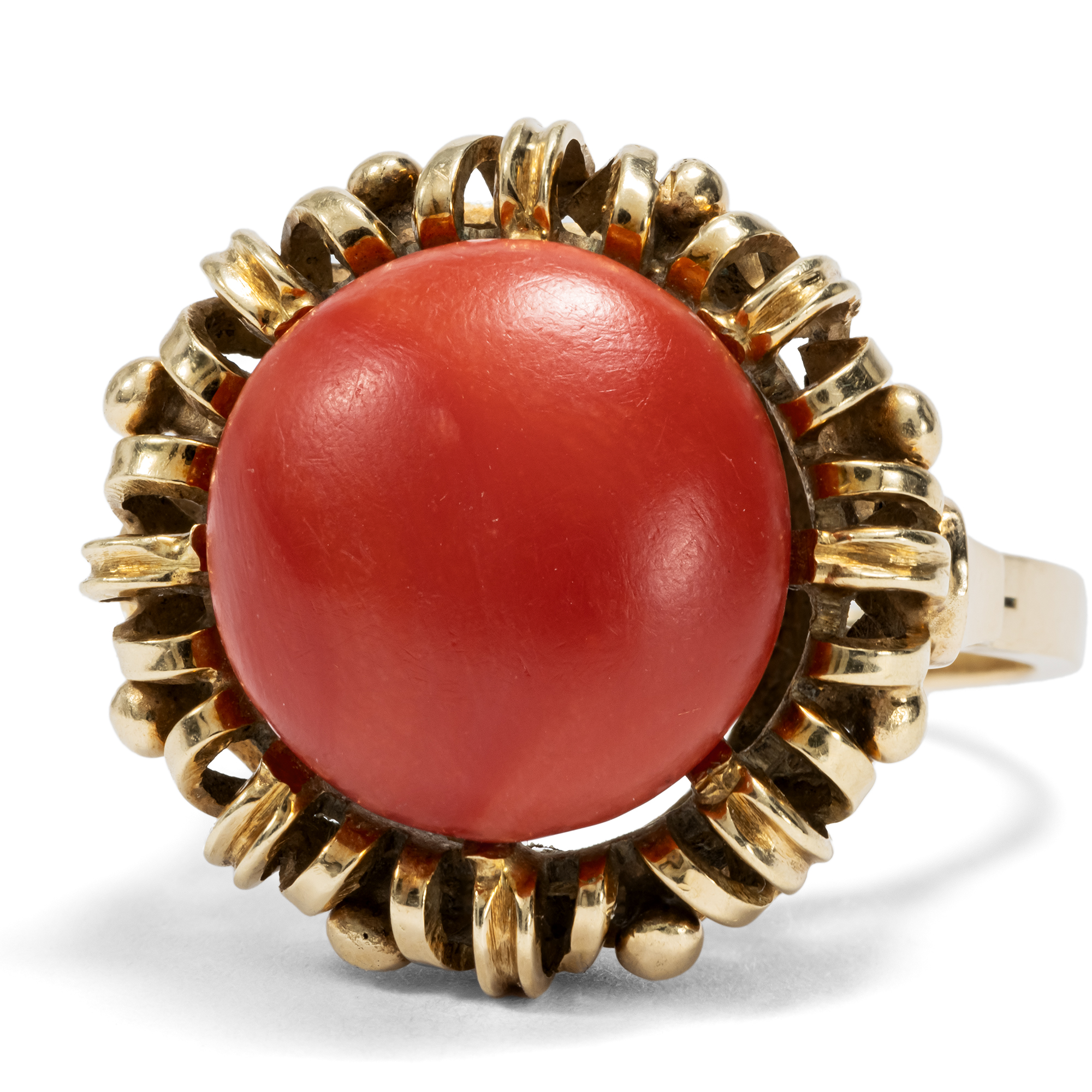 Vintage Ring mit großem Cabochon aus Mittelmeerkoralle in Gold, um 1960 Vintage Ring mit großem Cabochon aus Mittelmeerkoralle in Gold, um 1960