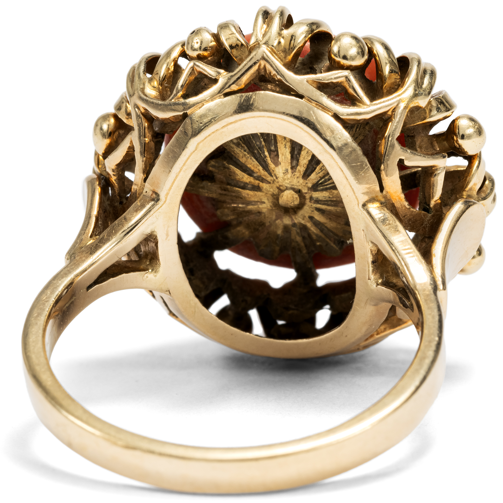 Vintage Ring mit großem Cabochon aus Mittelmeerkoralle in Gold, um 1960 Vintage Ring mit großem Cabochon aus Mittelmeerkoralle in Gold, um 1960