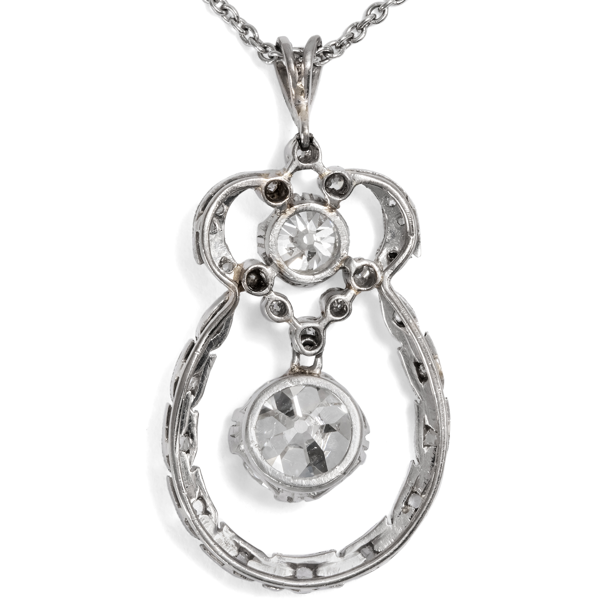 Eleganter Anhänger des Garland Style mit 1,85 ct Diamanten in Platin, um 1910 Eleganter Anhänger des Garland Style mit 1,85 ct Diamanten in Platin, um 1910