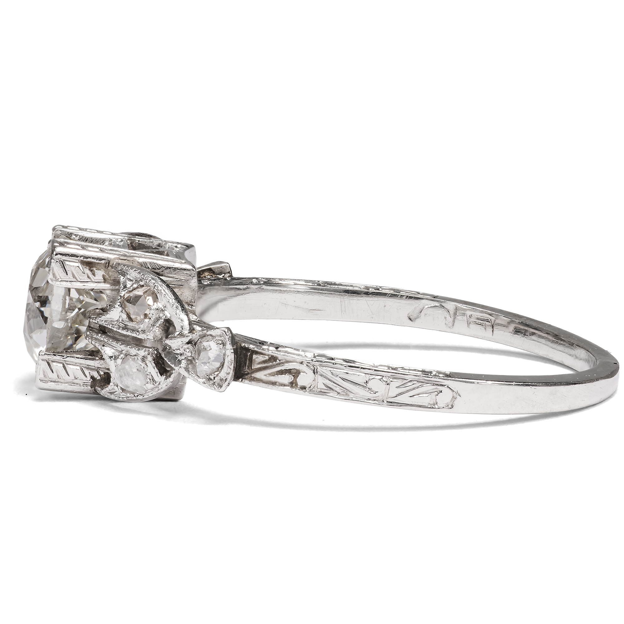 Antiker Ring des Art Déco mit 0,80 ct Diamant im Altschliff in Weißgold, um 1925 Antiker Ring des Art Déco mit 0,80 ct Diamant im Altschliff in Weißgold, um 1925