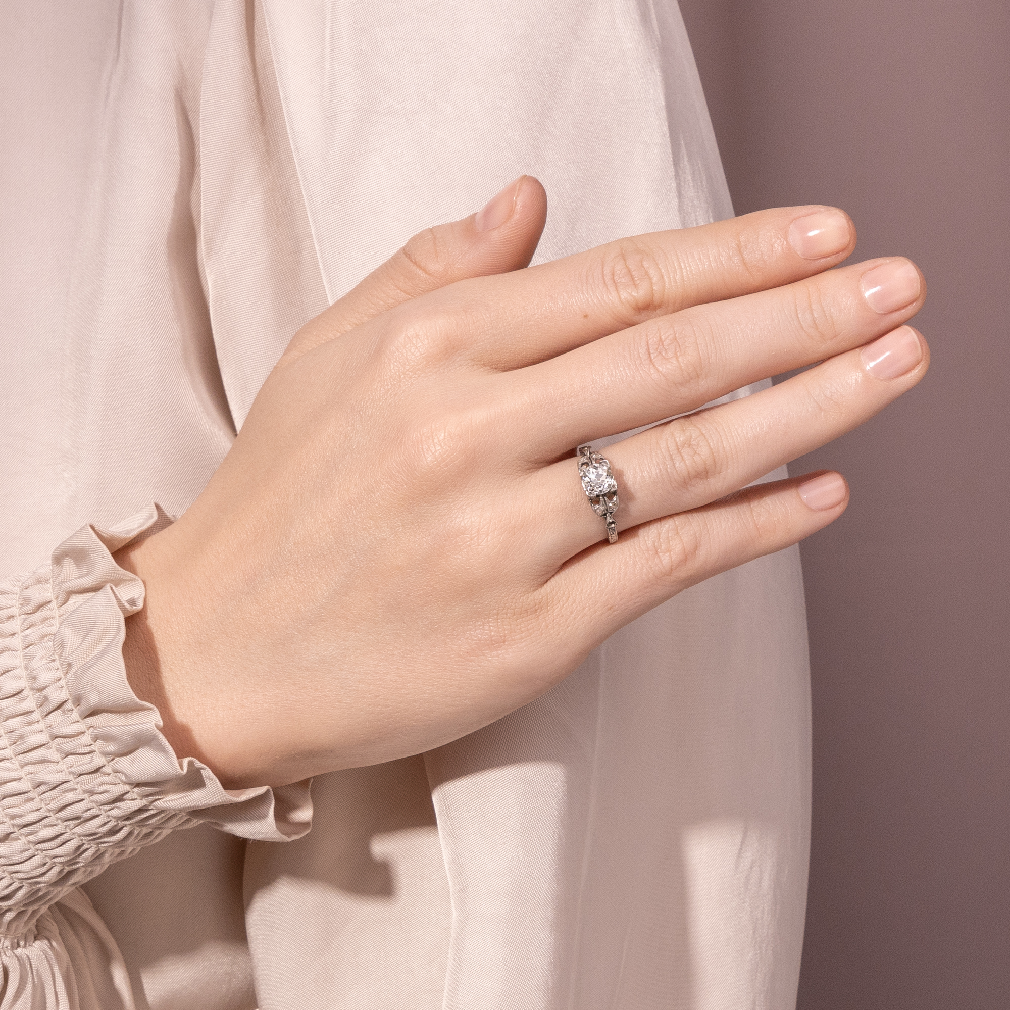 Antiker Ring des Art Déco mit 0,80 ct Diamant im Altschliff in Weißgold, um 1925 Antiker Ring des Art Déco mit 0,80 ct Diamant im Altschliff in Weißgold, um 1925