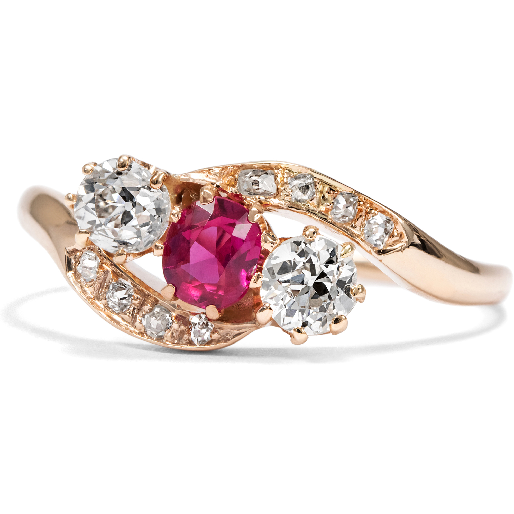 Feiner Verlobungsring mit Burma-Rubin & Diamanten in Rotgold, um 1900 Feiner Verlobungsring mit Burma-Rubin & Diamanten in Rotgold, um 1900