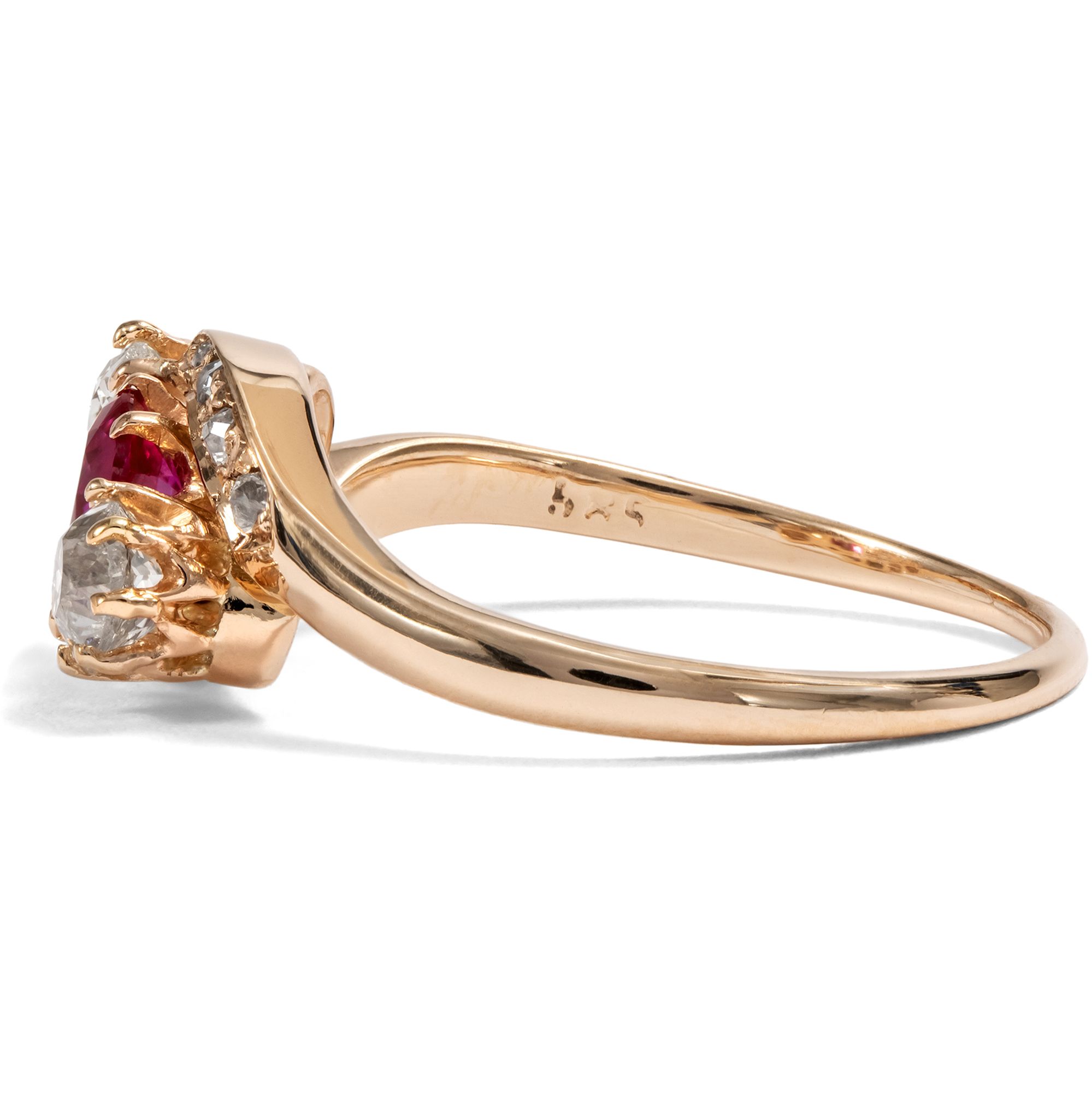 Feiner Verlobungsring mit Burma-Rubin & Diamanten in Rotgold, um 1900 Feiner Verlobungsring mit Burma-Rubin & Diamanten in Rotgold, um 1900