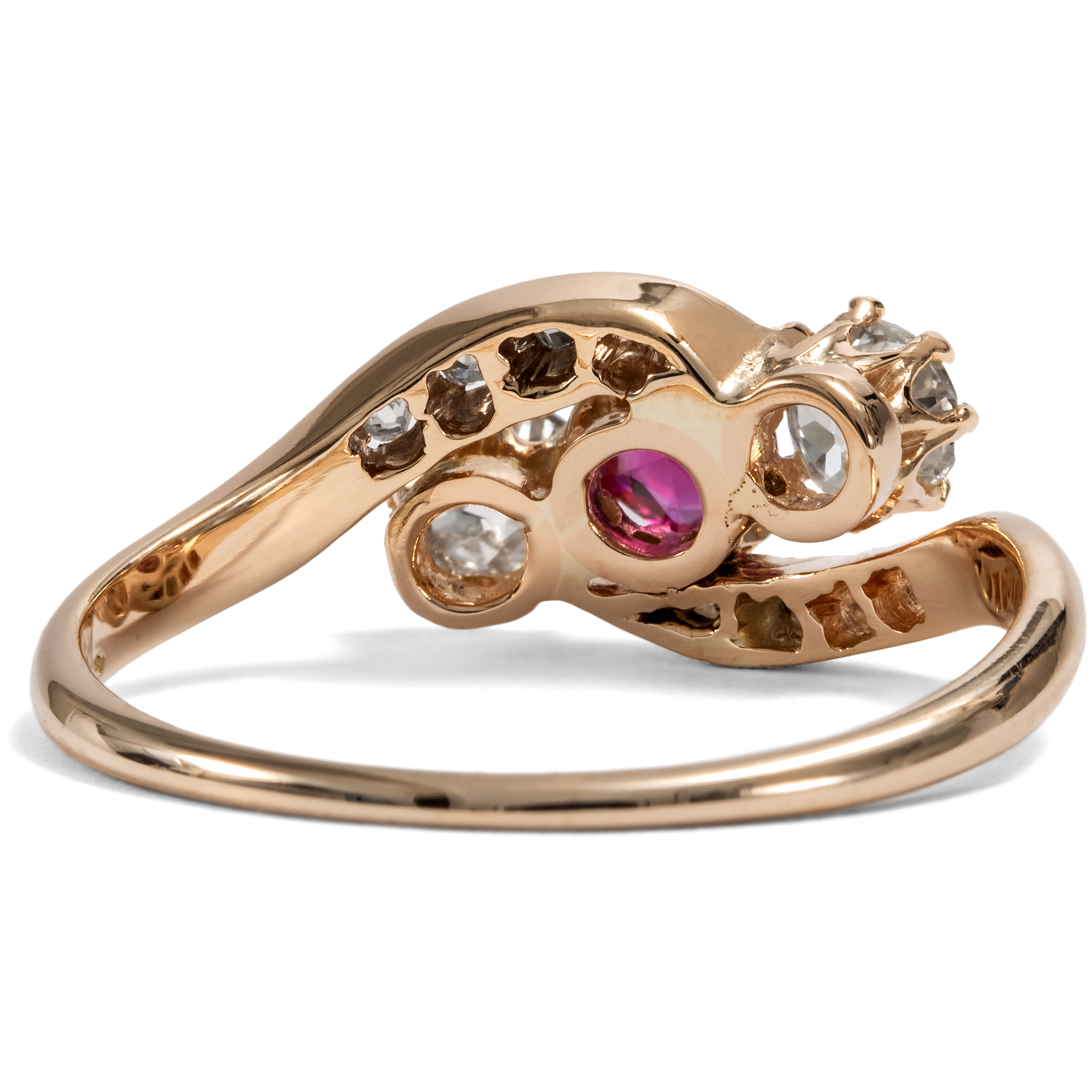 Feiner Verlobungsring mit Burma-Rubin & Diamanten in Rotgold, um 1900 Feiner Verlobungsring mit Burma-Rubin & Diamanten in Rotgold, um 1900