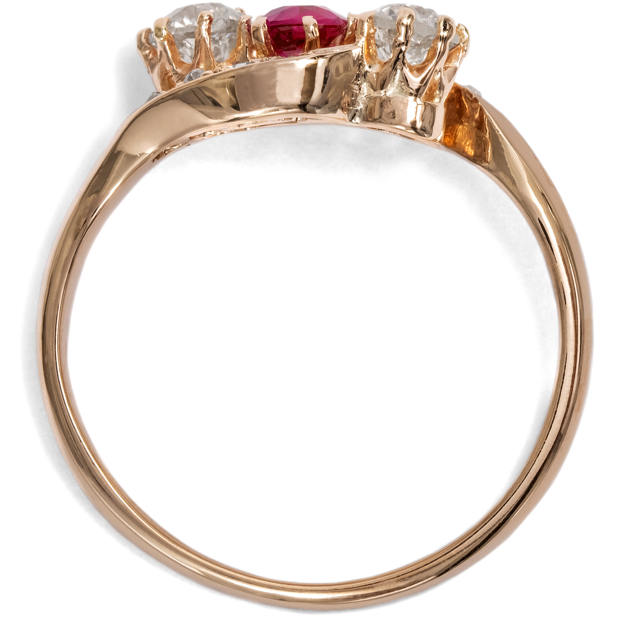 Feiner Verlobungsring mit Burma-Rubin & Diamanten in Rotgold, um 1900 Feiner Verlobungsring mit Burma-Rubin & Diamanten in Rotgold, um 1900