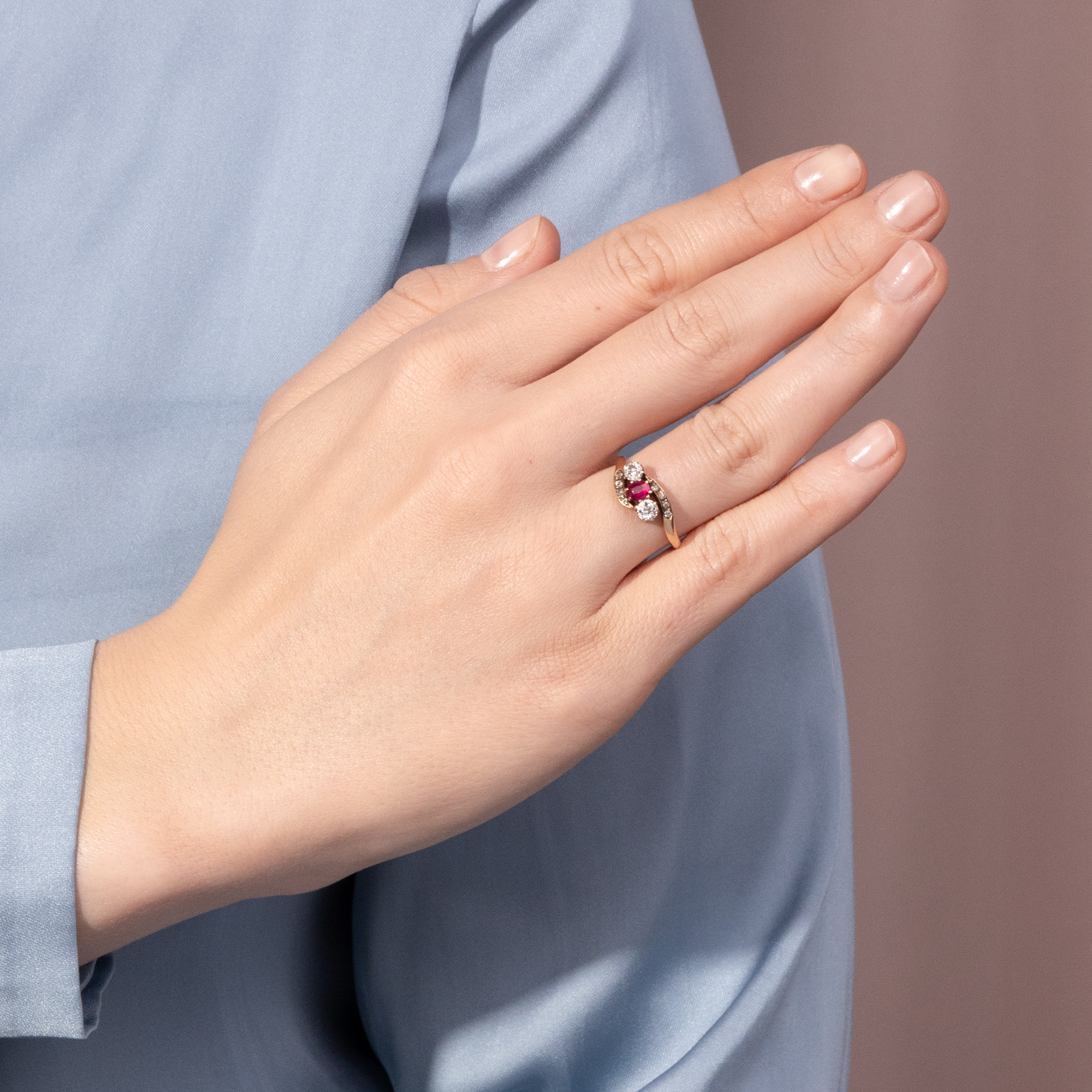 Feiner Verlobungsring mit Burma-Rubin & Diamanten in Rotgold, um 1900 Feiner Verlobungsring mit Burma-Rubin & Diamanten in Rotgold, um 1900