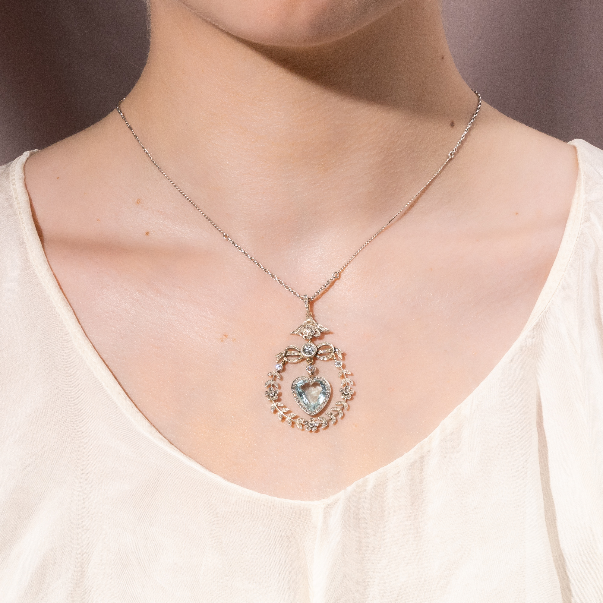 Kostbarer Anhänger mit Aquamarin & Diamanten in Silber auf Gold, Russland, um 1910 Kostbarer Anhänger mit Aquamarin & Diamanten in Silber auf Gold, Russland, um 1910