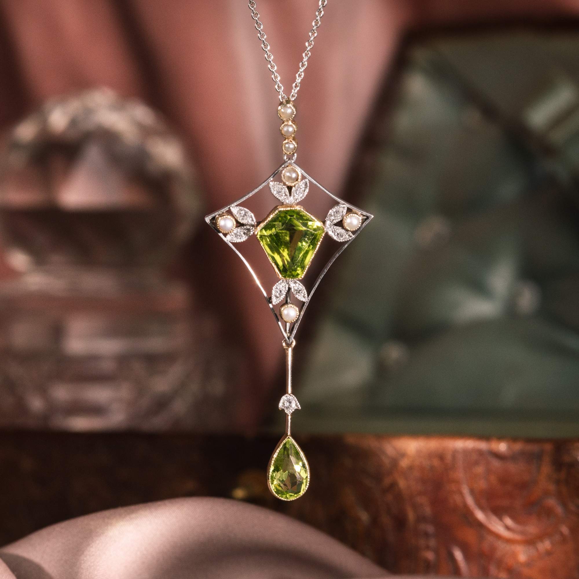 Antiker Anhänger mit Peridoten, Diamanten & Perlen, um 1910 & später Antiker Anhänger mit Peridoten, Diamanten & Perlen, um 1910 & später