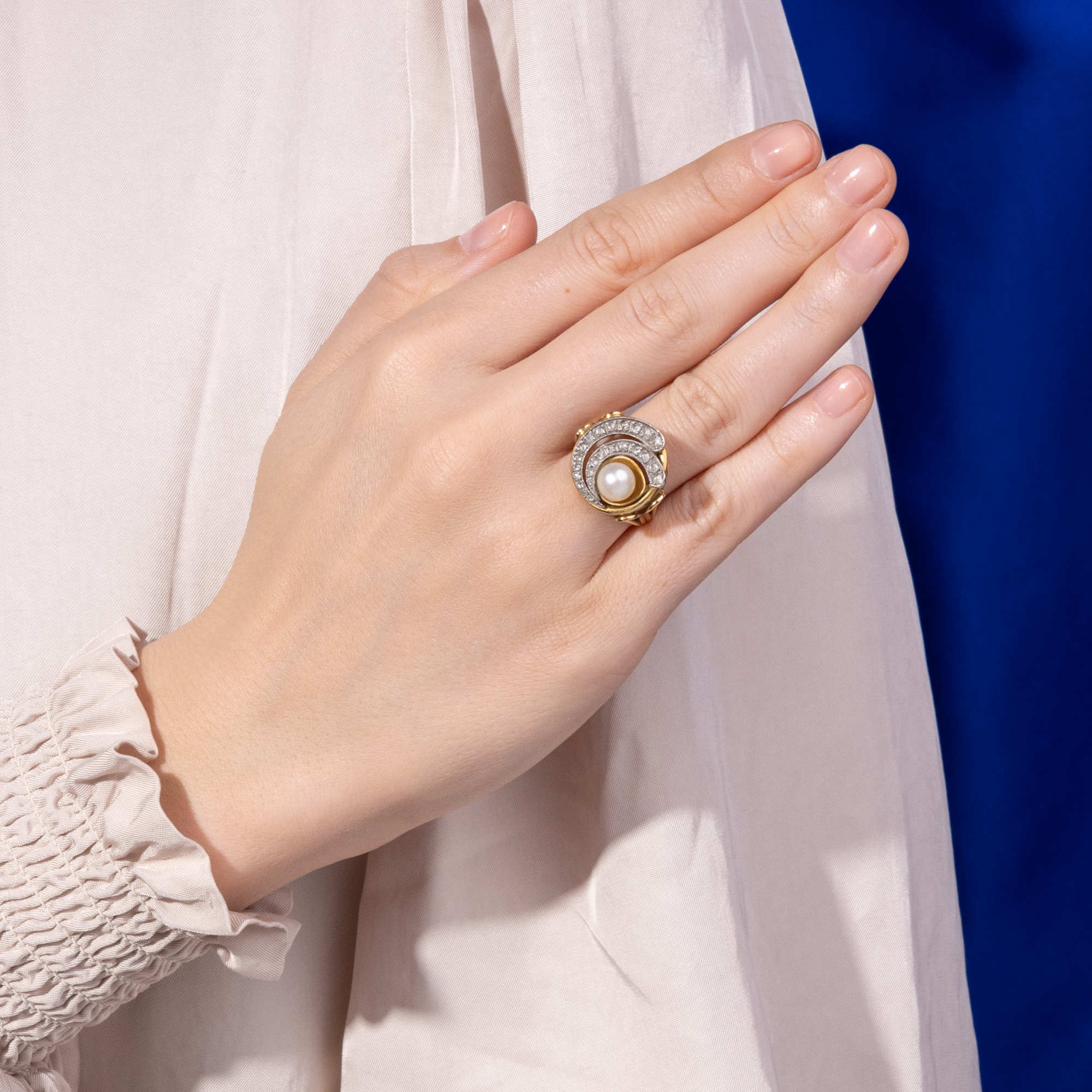 Mondäner vintage Ring mit Akoya-Perle & Diamanten in Gold & Platin, um 1960 Mondäner vintage Ring mit Akoya-Perle & Diamanten in Gold & Platin, um 1960