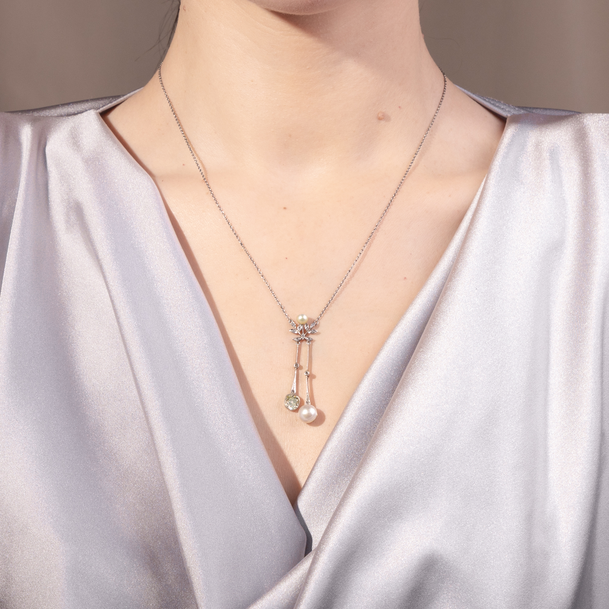 Antike Lavallière mit Diamanten & Perlen in Platin auf Gold, um 1905 Antike Lavallière mit Diamanten & Perlen in Platin auf Gold, um 1905