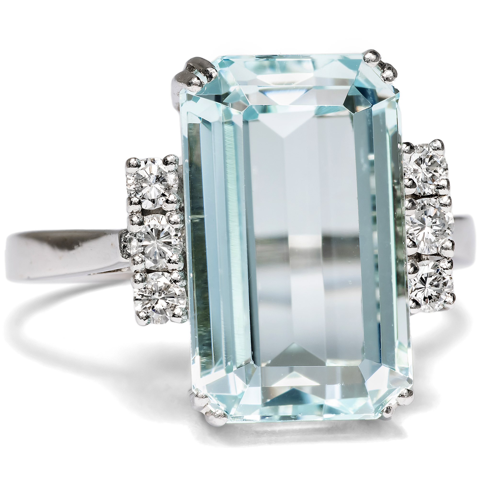 Stylish Cocktail Ring with Aquamarine & Diamonds in White Gold, c. 1970 Stylish Cocktail Ring with Aquamarine & Diamonds in White Gold, c. 1970