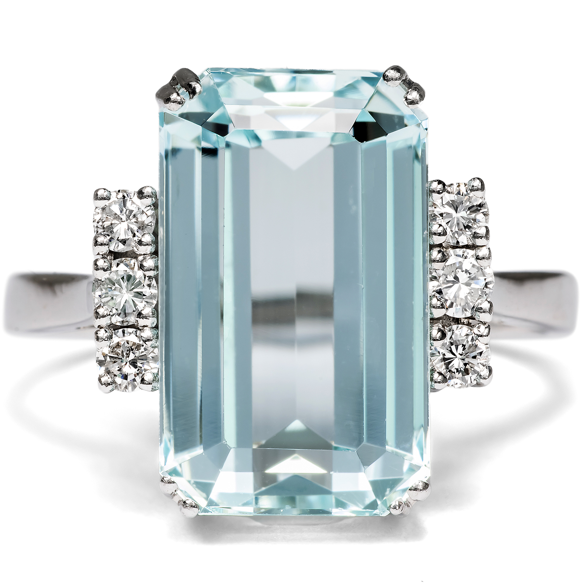 Stylish Cocktail Ring with Aquamarine & Diamonds in White Gold, c. 1970 Stylish Cocktail Ring with Aquamarine & Diamonds in White Gold, c. 1970