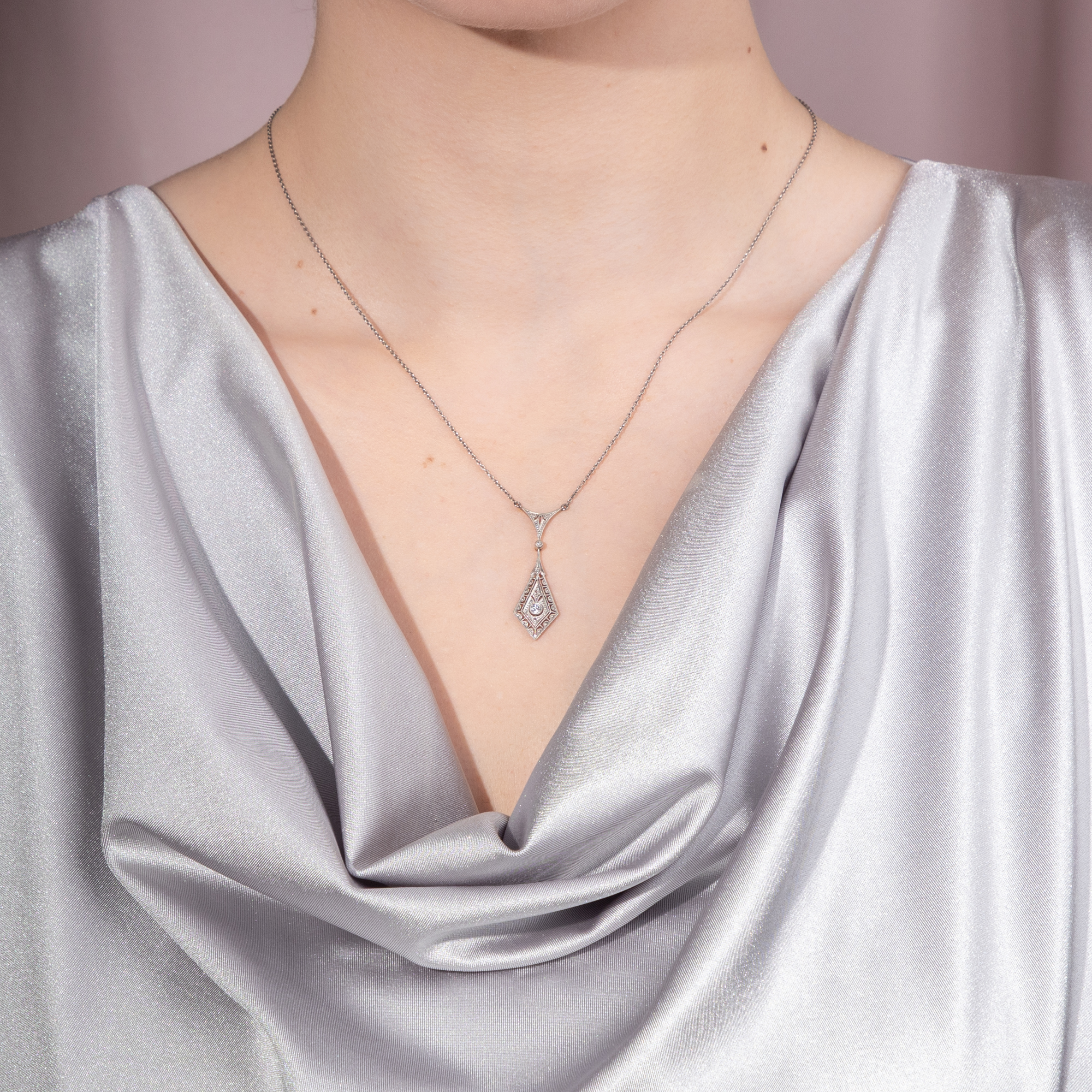 Zartes Collier des Art Déco mit Diamanten in Platin auf Gold, um 1930 Zartes Collier des Art Déco mit Diamanten in Platin auf Gold, um 1930