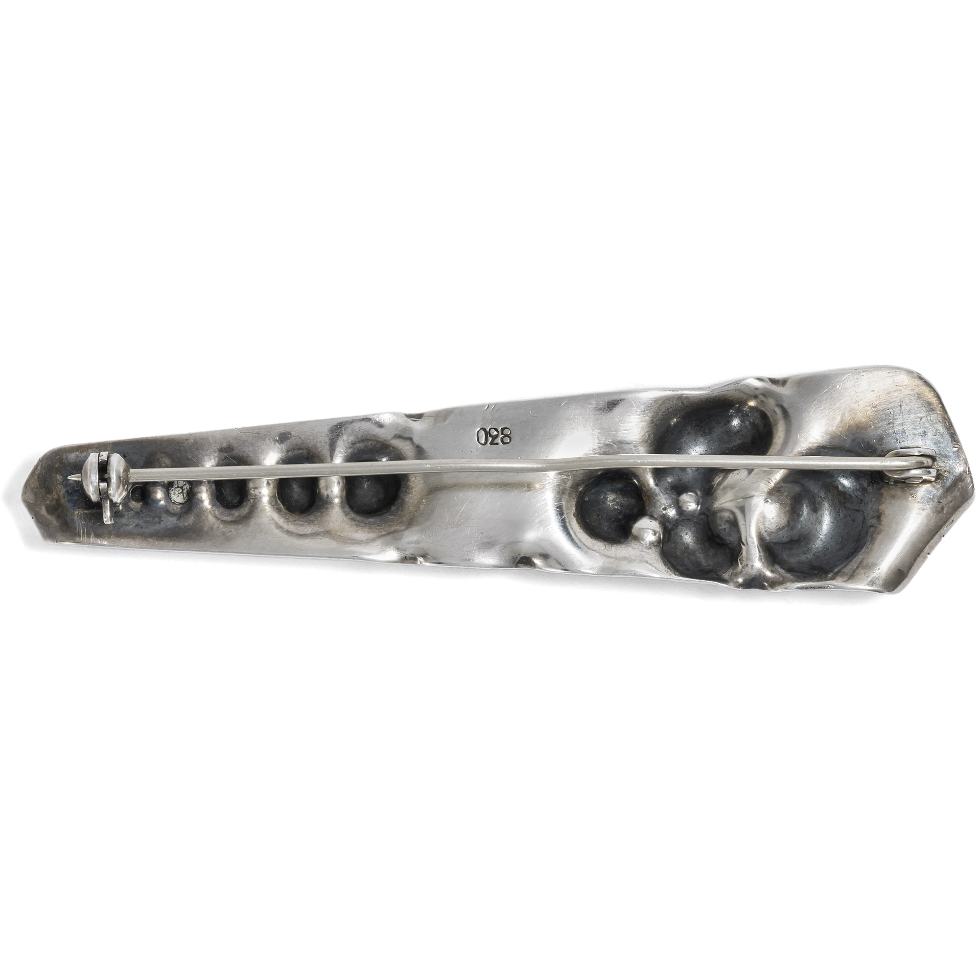 Expressive antike Brosche aus getriebenem Silber mit Koralle, 1920er Jahre Expressive antike Brosche aus getriebenem Silber mit Koralle, 1920er Jahre