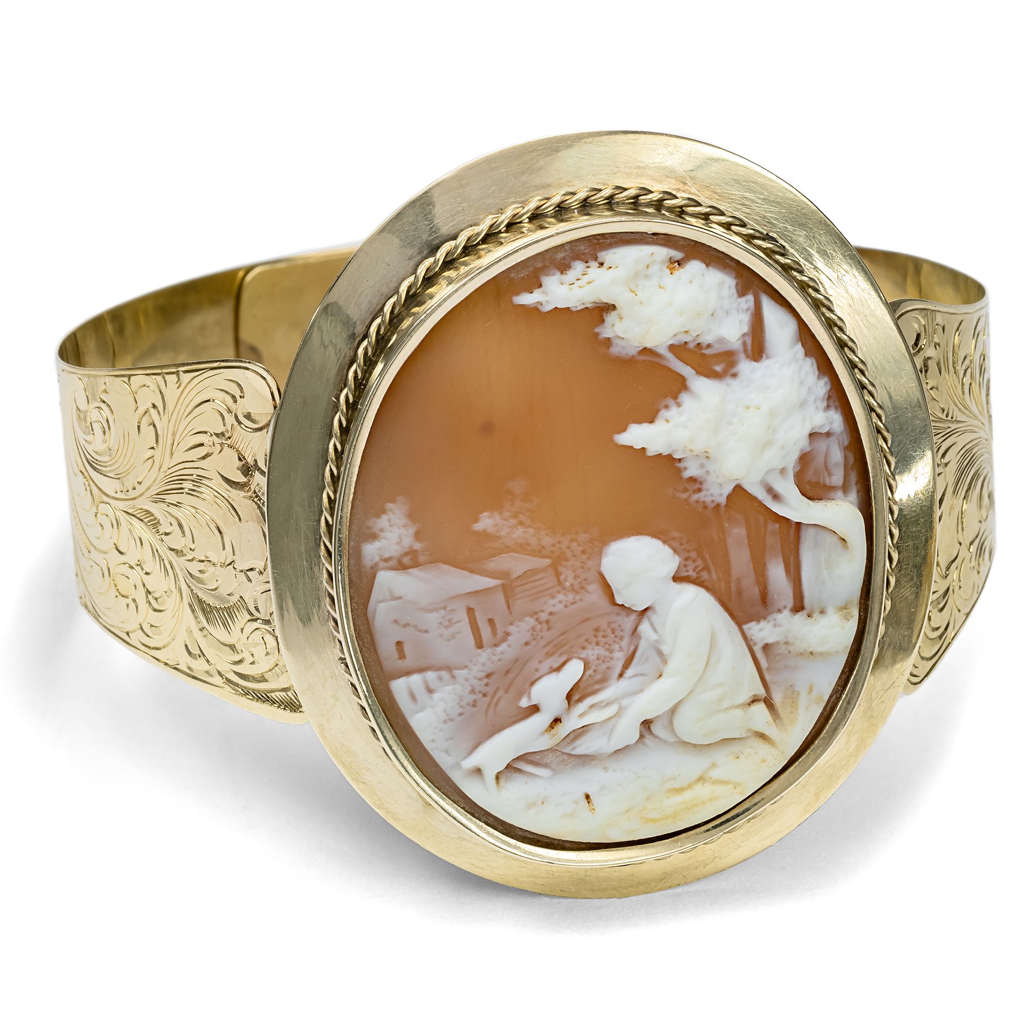 Antiker Armreif aus Gold mit Muschelgemme, um 1850 Antiker Armreif aus Gold mit Muschelgemme, um 1850