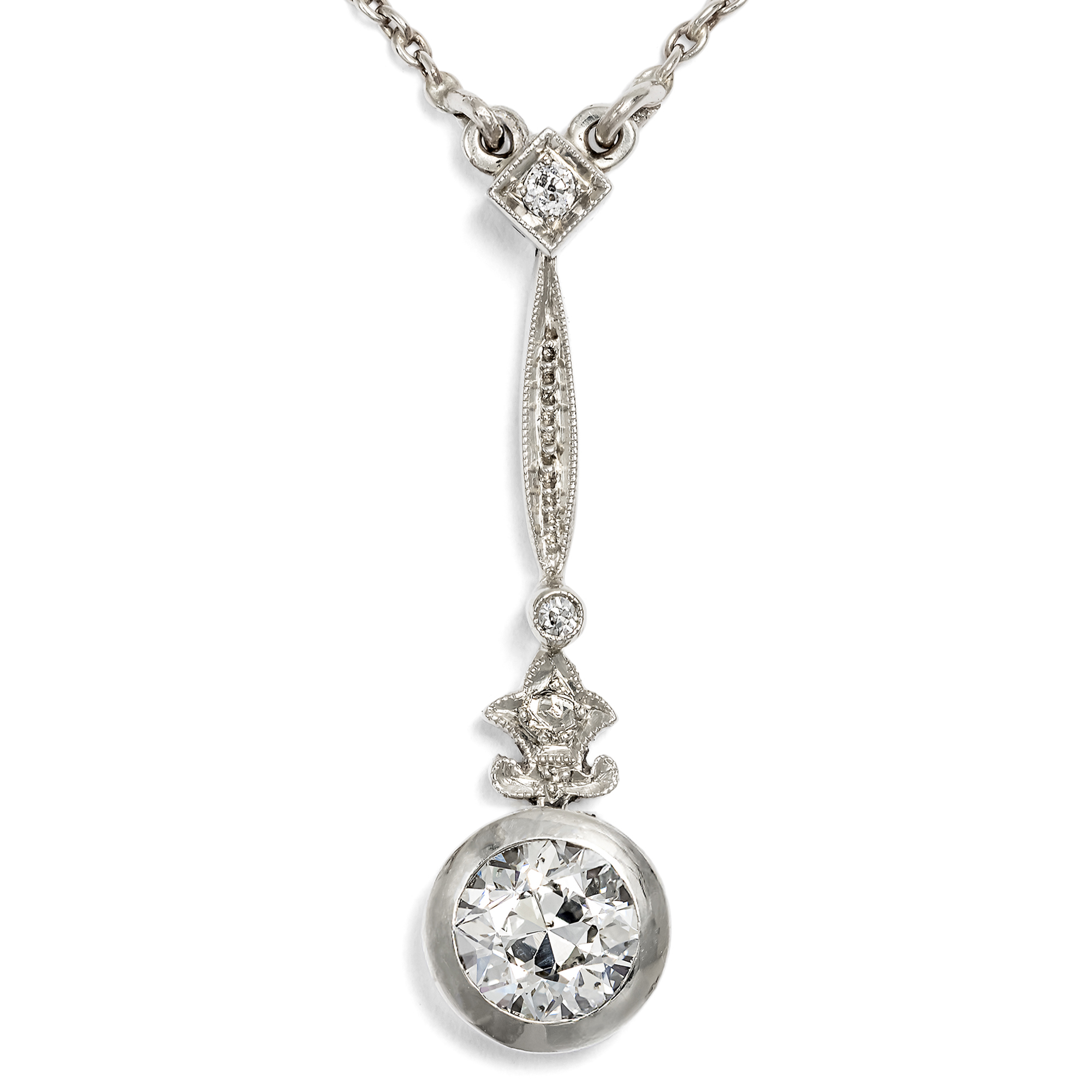 Zartes Collier aus Weißgold mit einem 0,90 ct Diamanten im Altschliff, um 1930 Zartes Collier aus Weißgold mit einem 0,90 ct Diamanten im Altschliff, um 1930